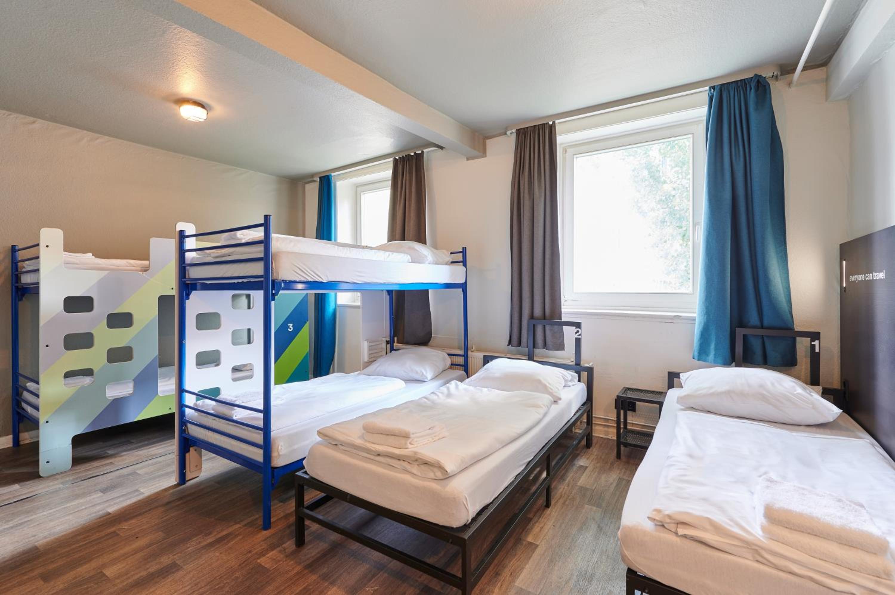 Six-Bedroom - Photo 4