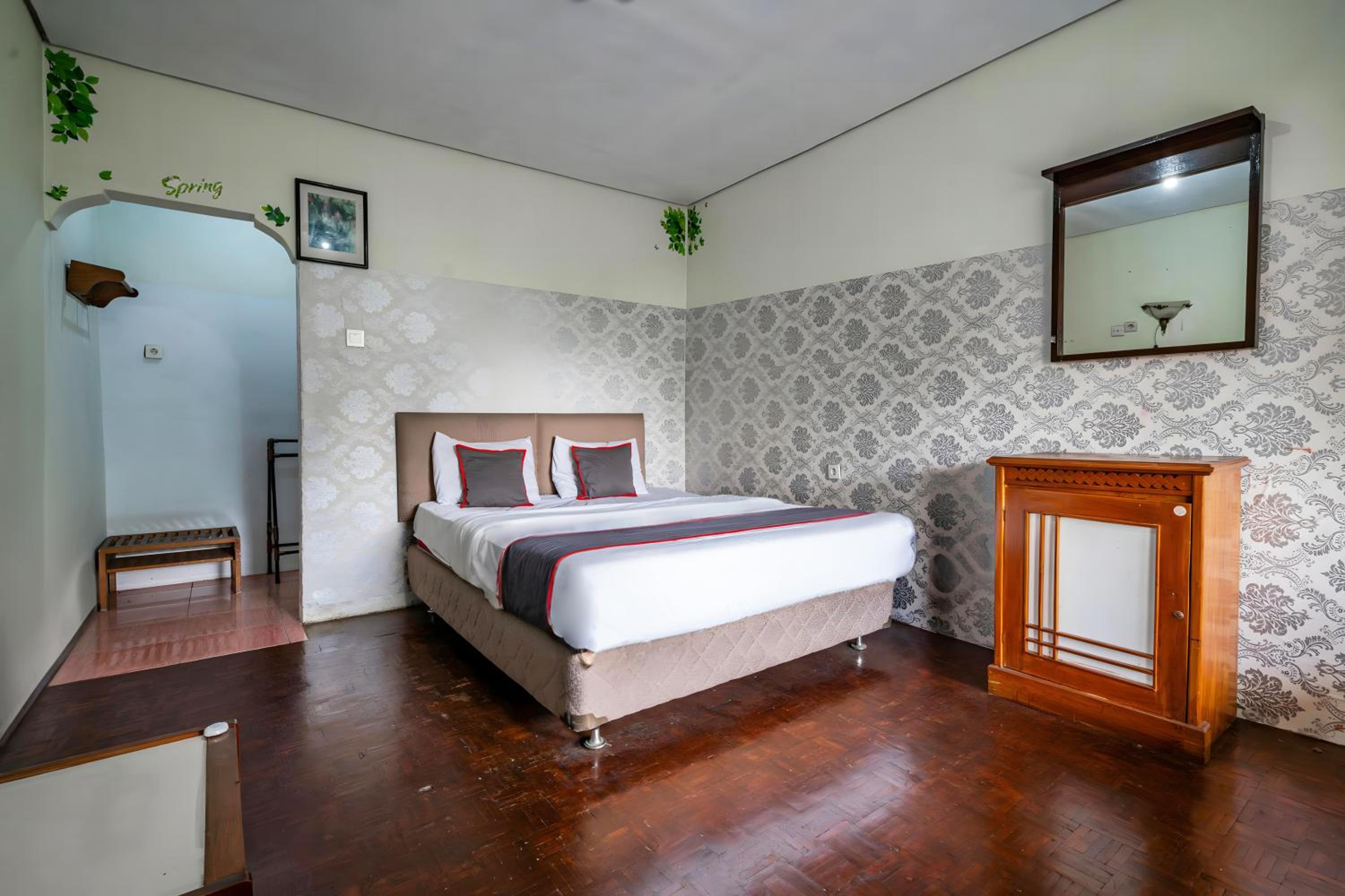 Deluxe King Room photo 1