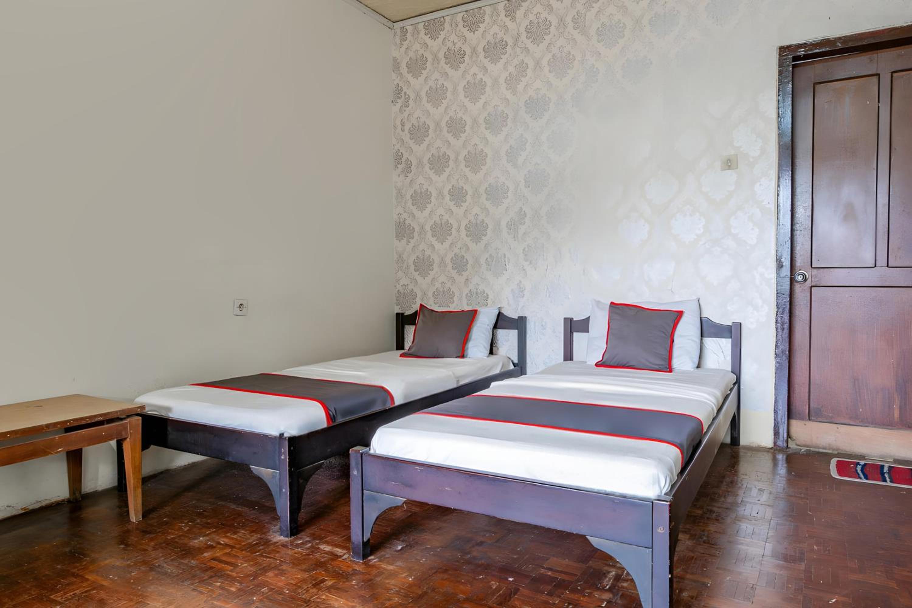 Economy Twin Room photo 3