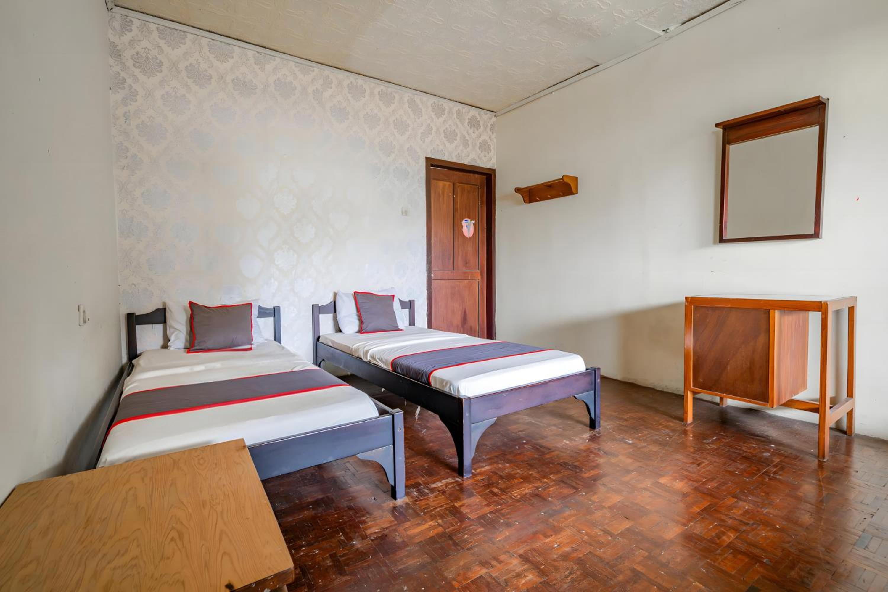 Economy Twin Room photo 1
