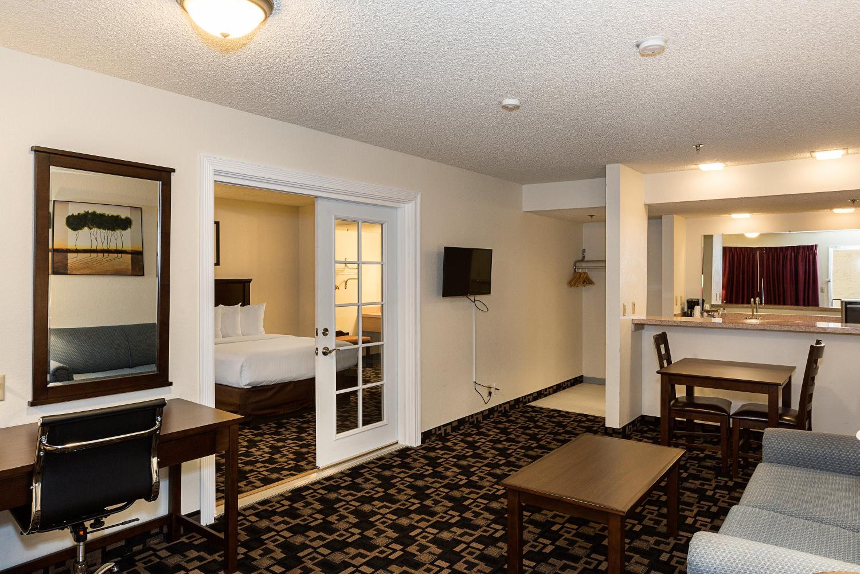 Queen Suite with Two Queen Beds - Non-Smoking - Photo 1