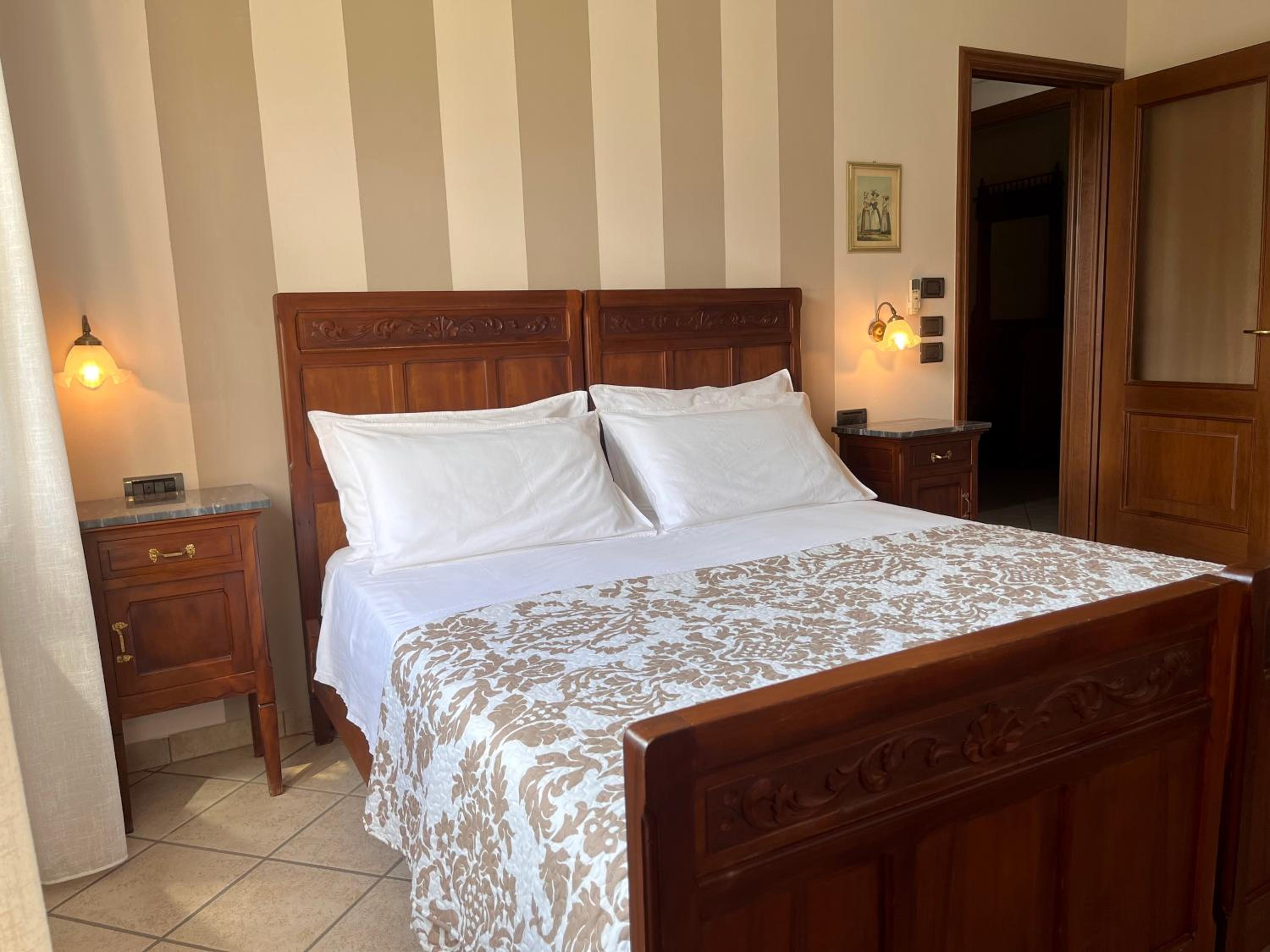 Double or Twin Room with Bathroom - Photo 1