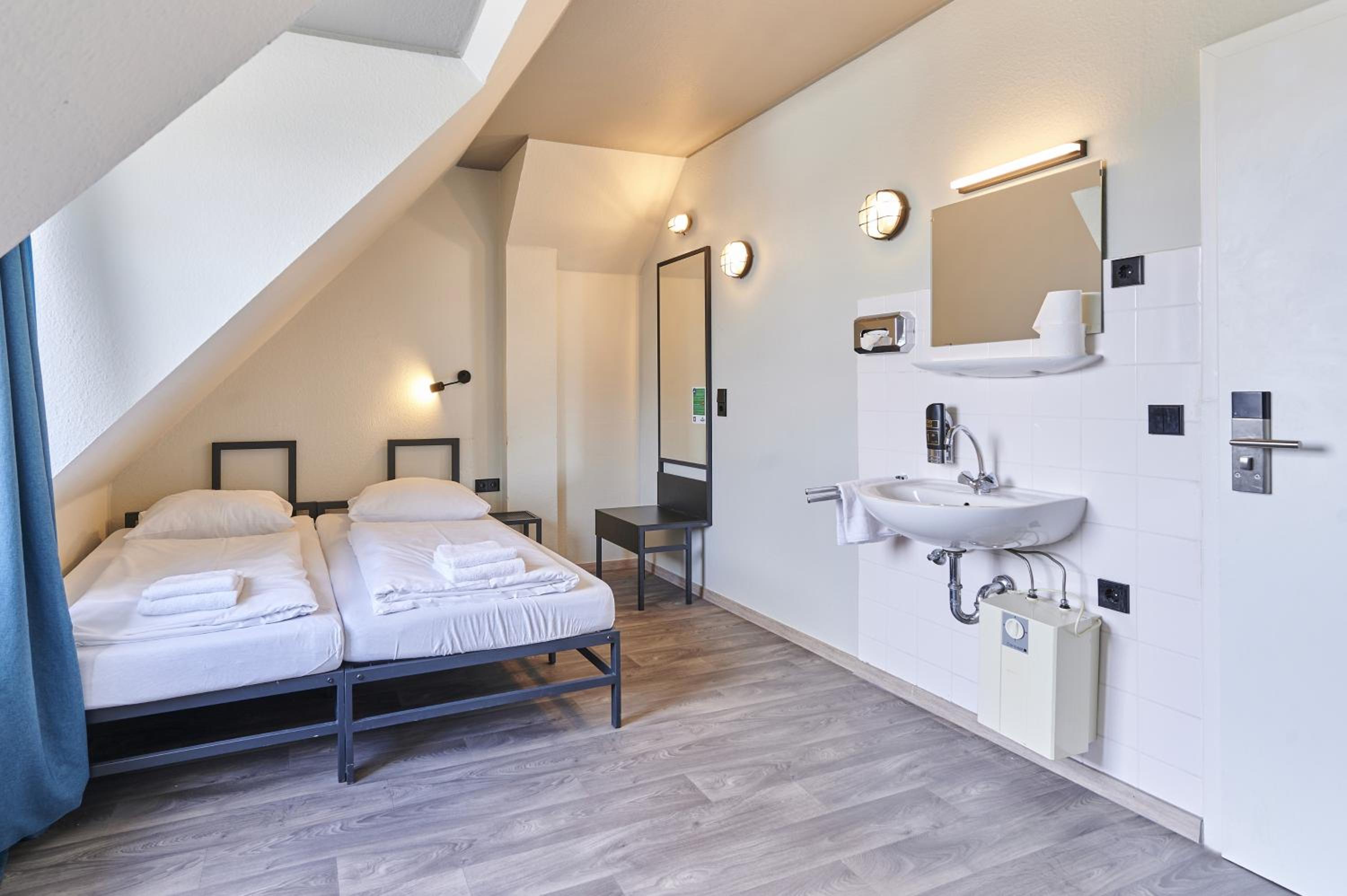 Twin Room with Shared Bathroom photo 3