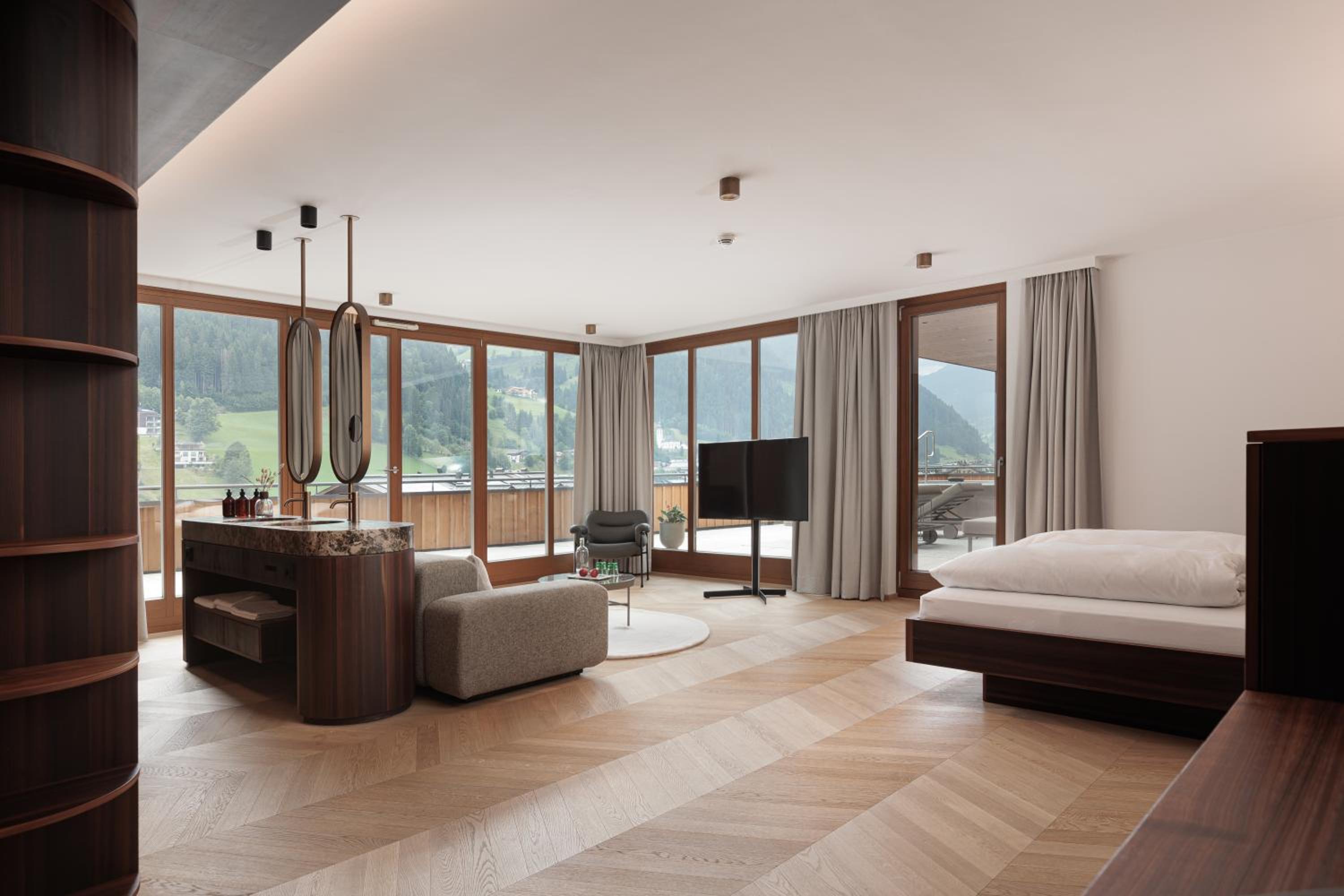 Deluxe Suite with Spa Bath photo 1