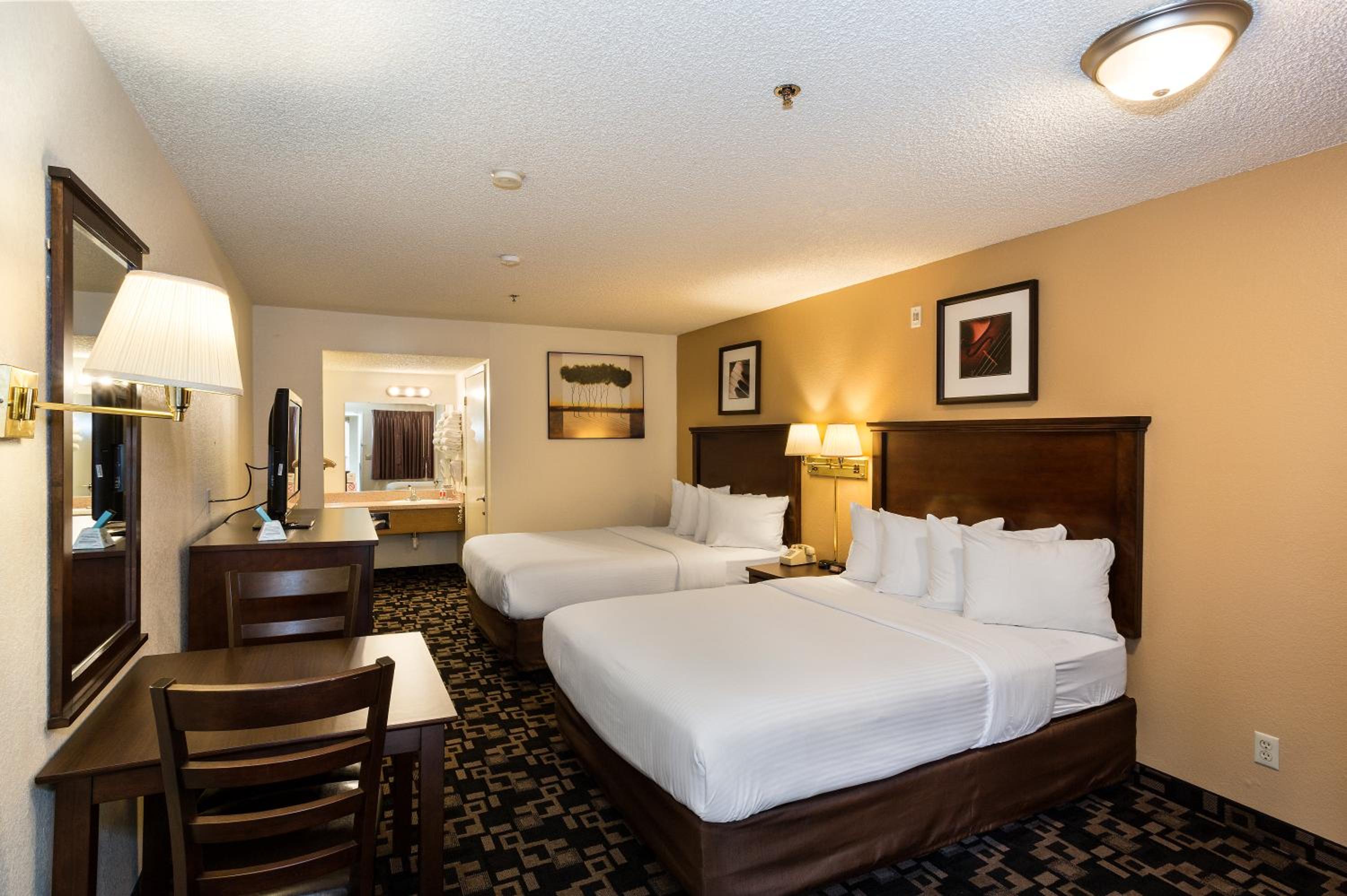 Queen Room with Two Queen Beds - Non-Smoking - Photo 1