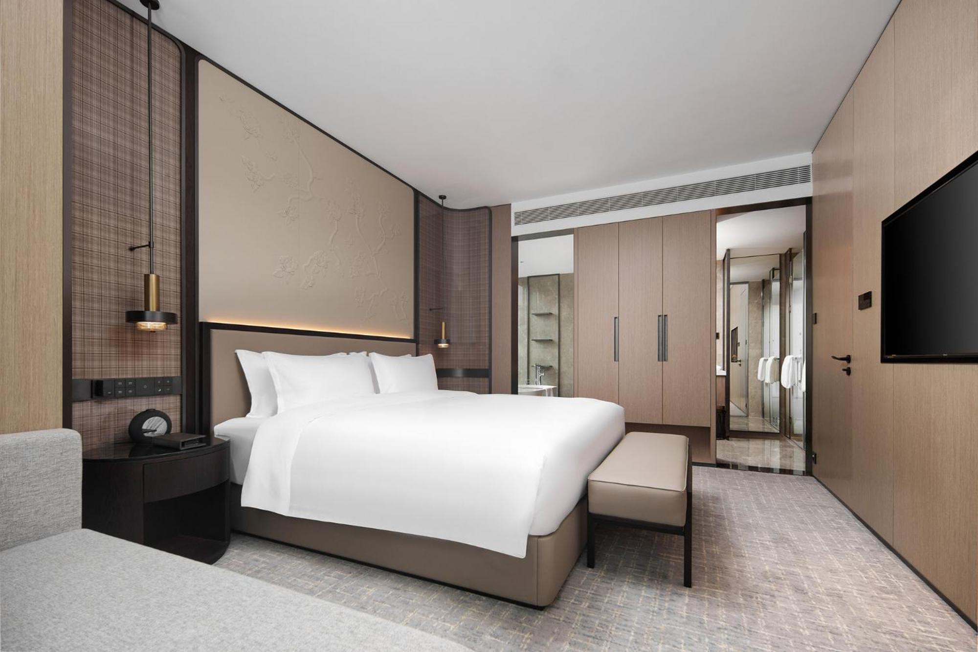 Deluxe King Suite