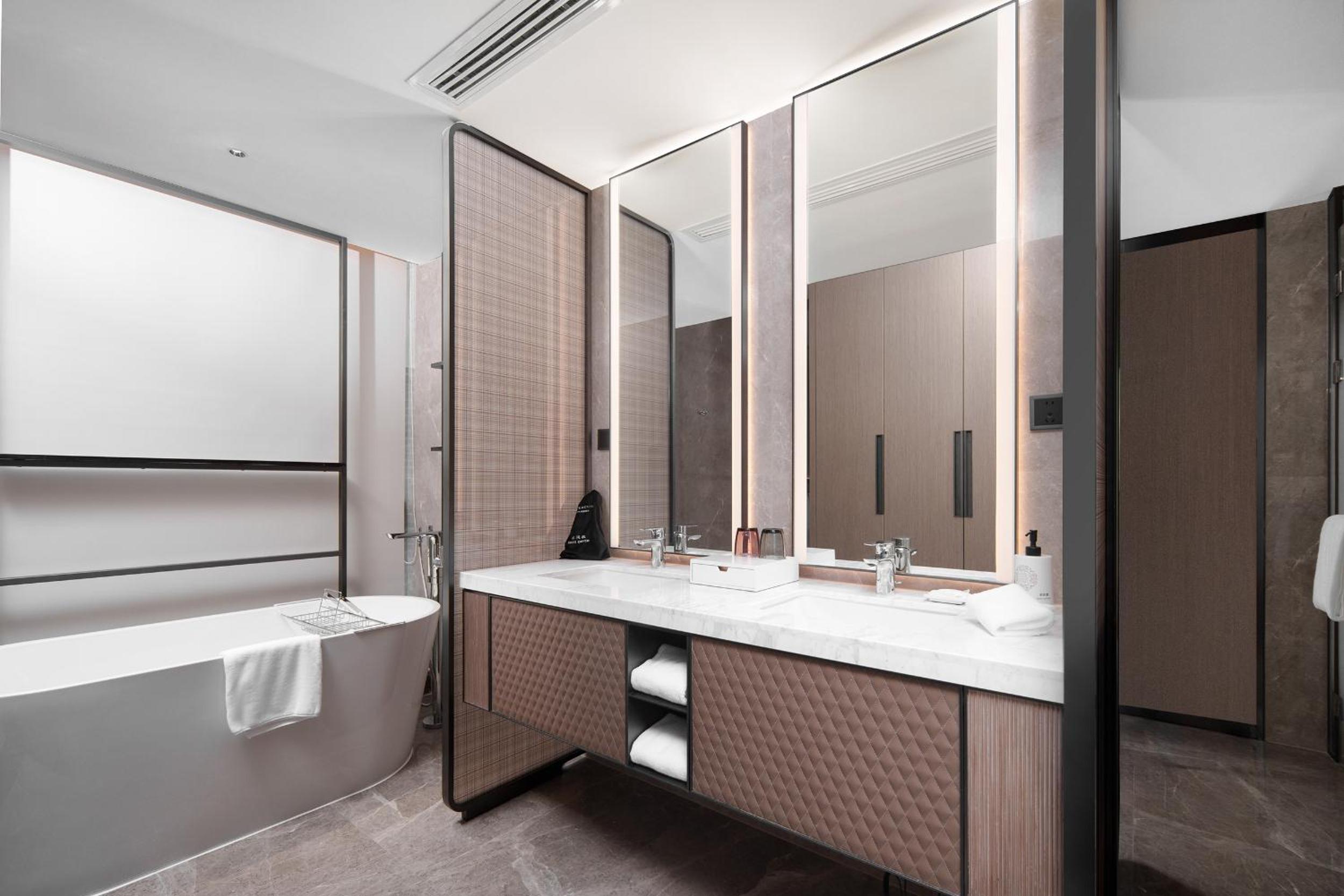 Deluxe King Suite photo 2