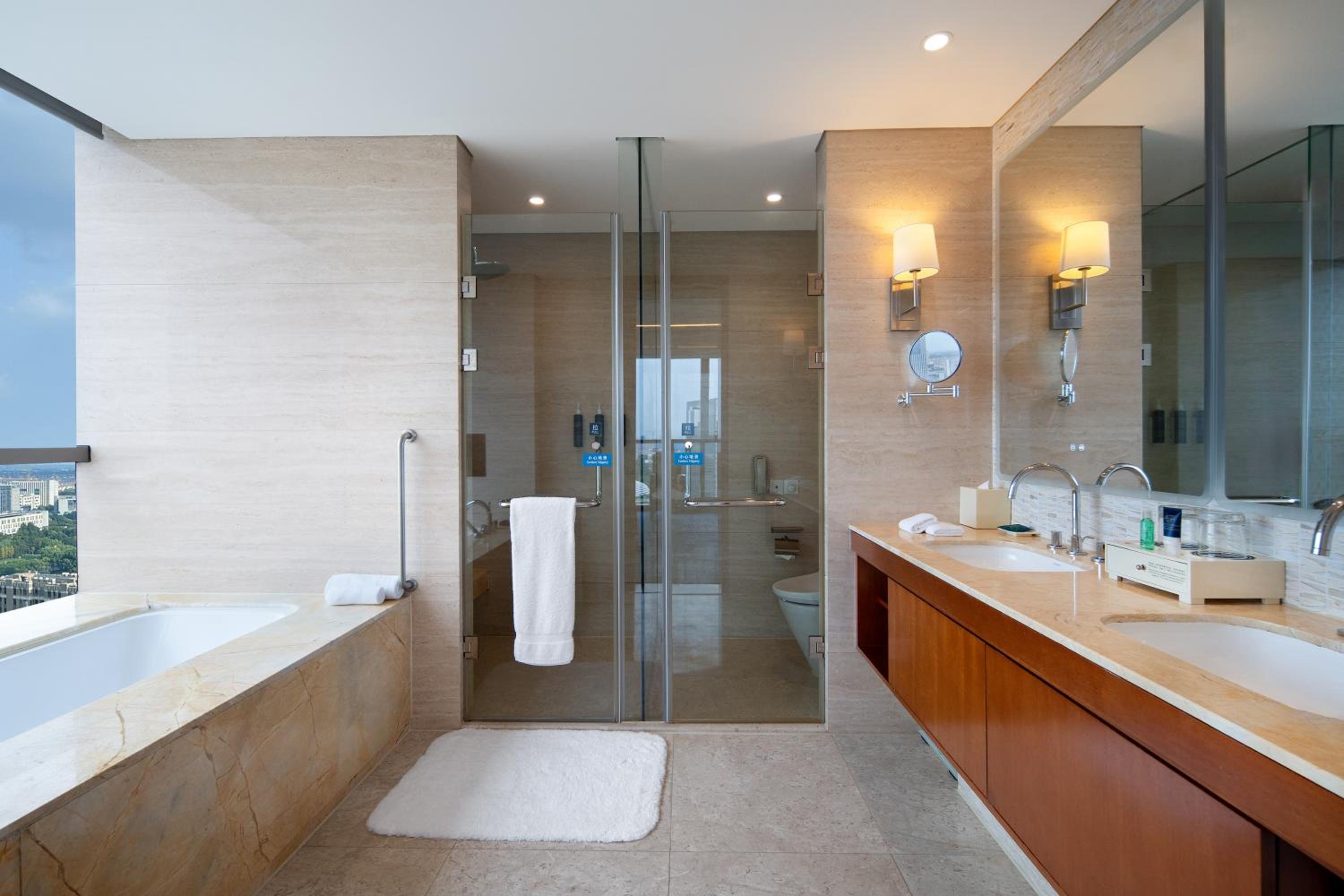 Executive Suite - Photo 2