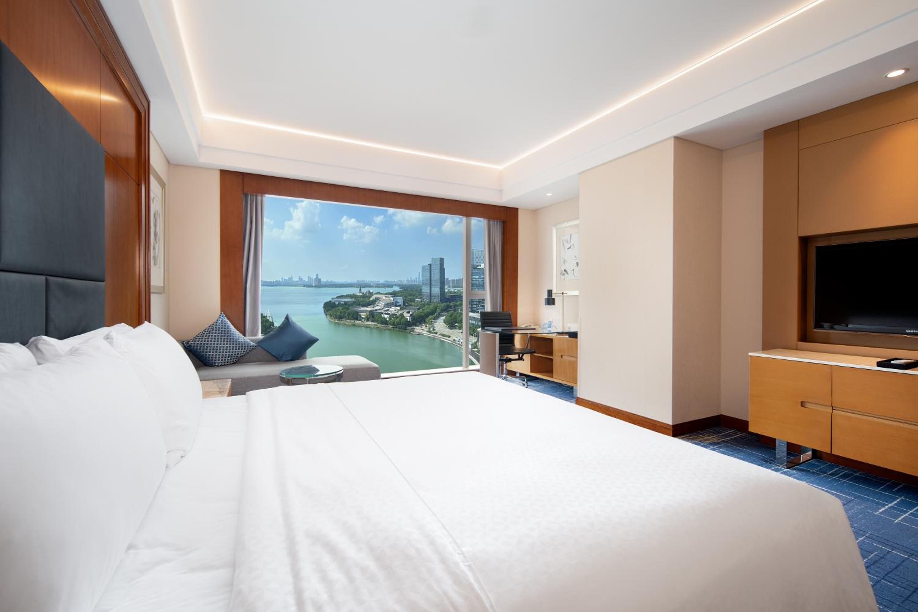 Lake View King Room - Photo 1