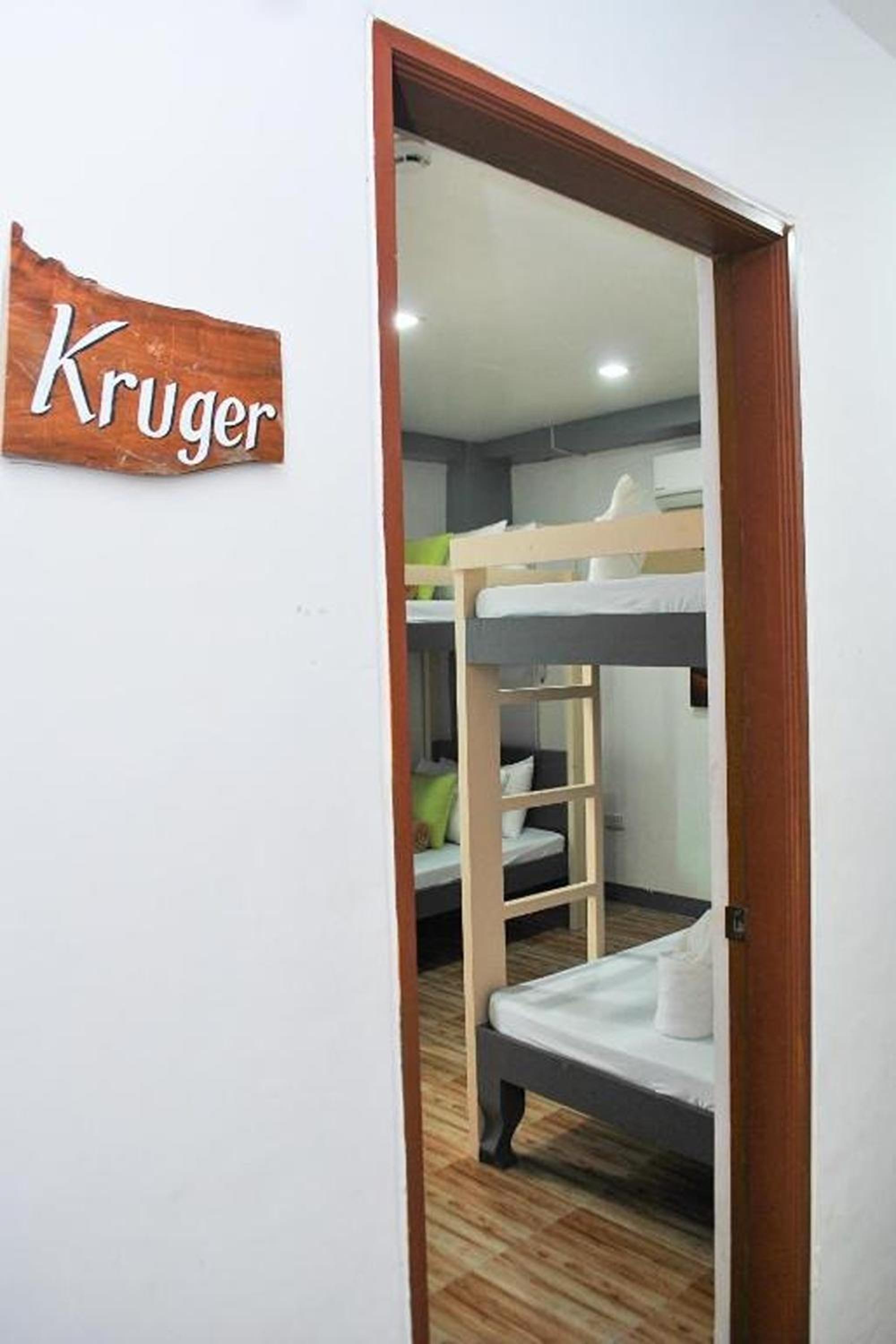 Quadruple Room with Balcony - Photo 8