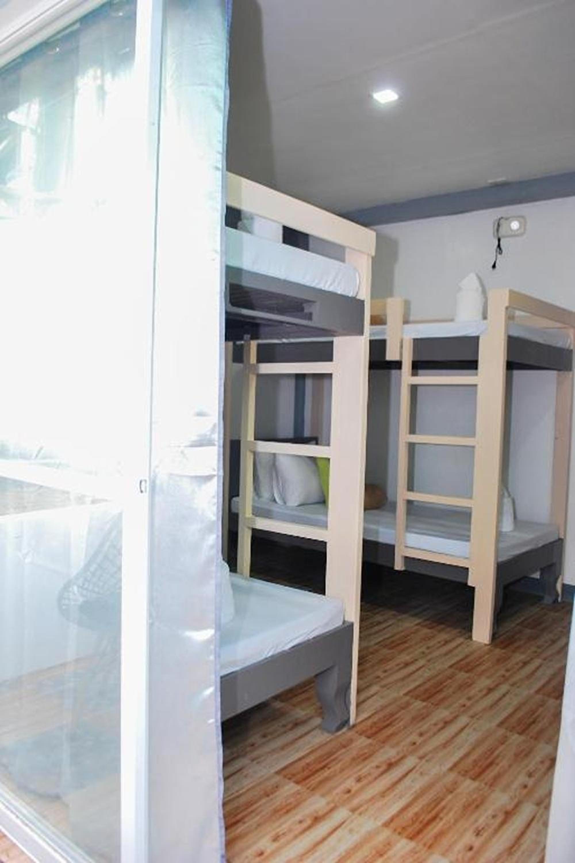 Quadruple Room with Balcony - Photo 9