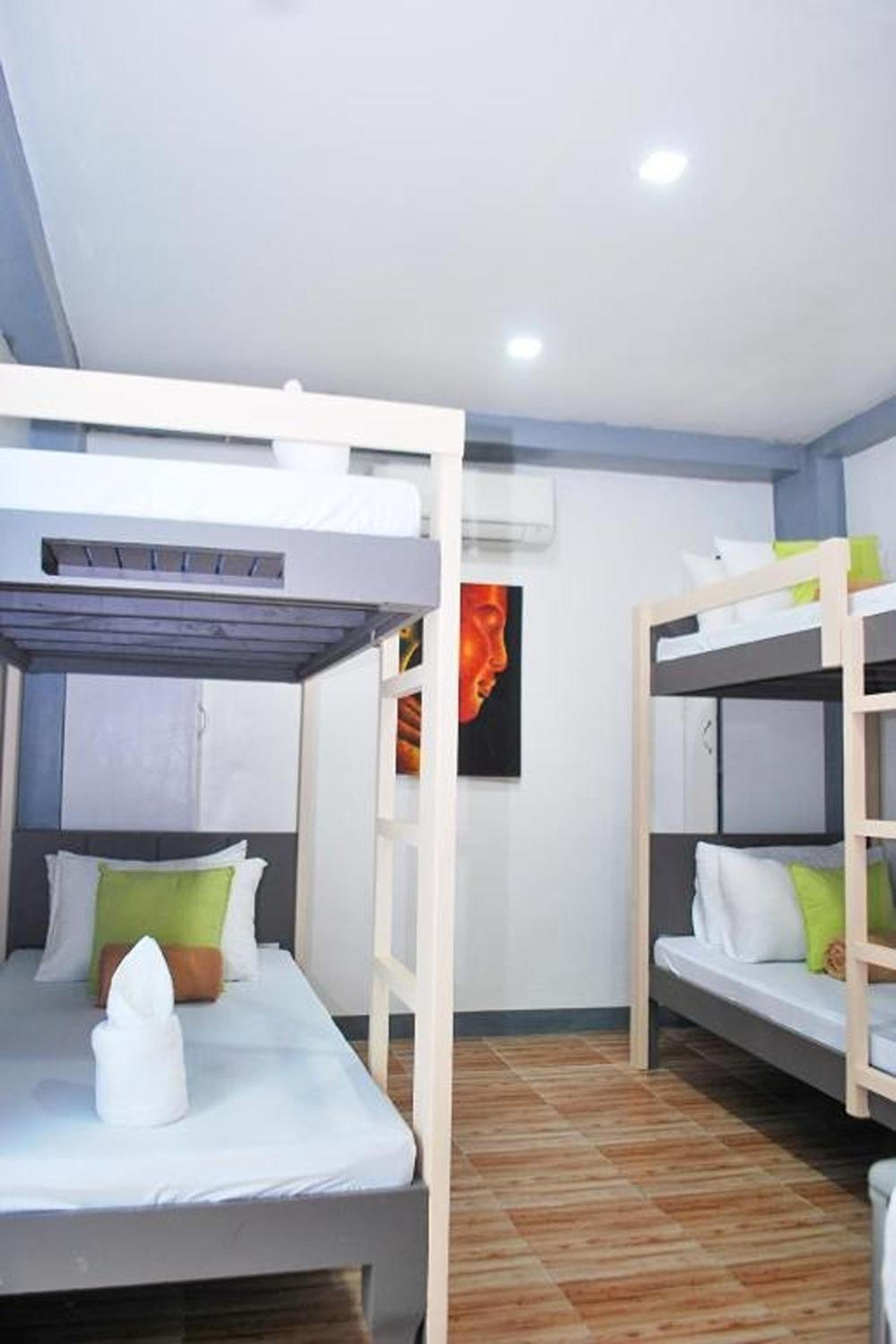 Quadruple Room with Balcony - Photo 7