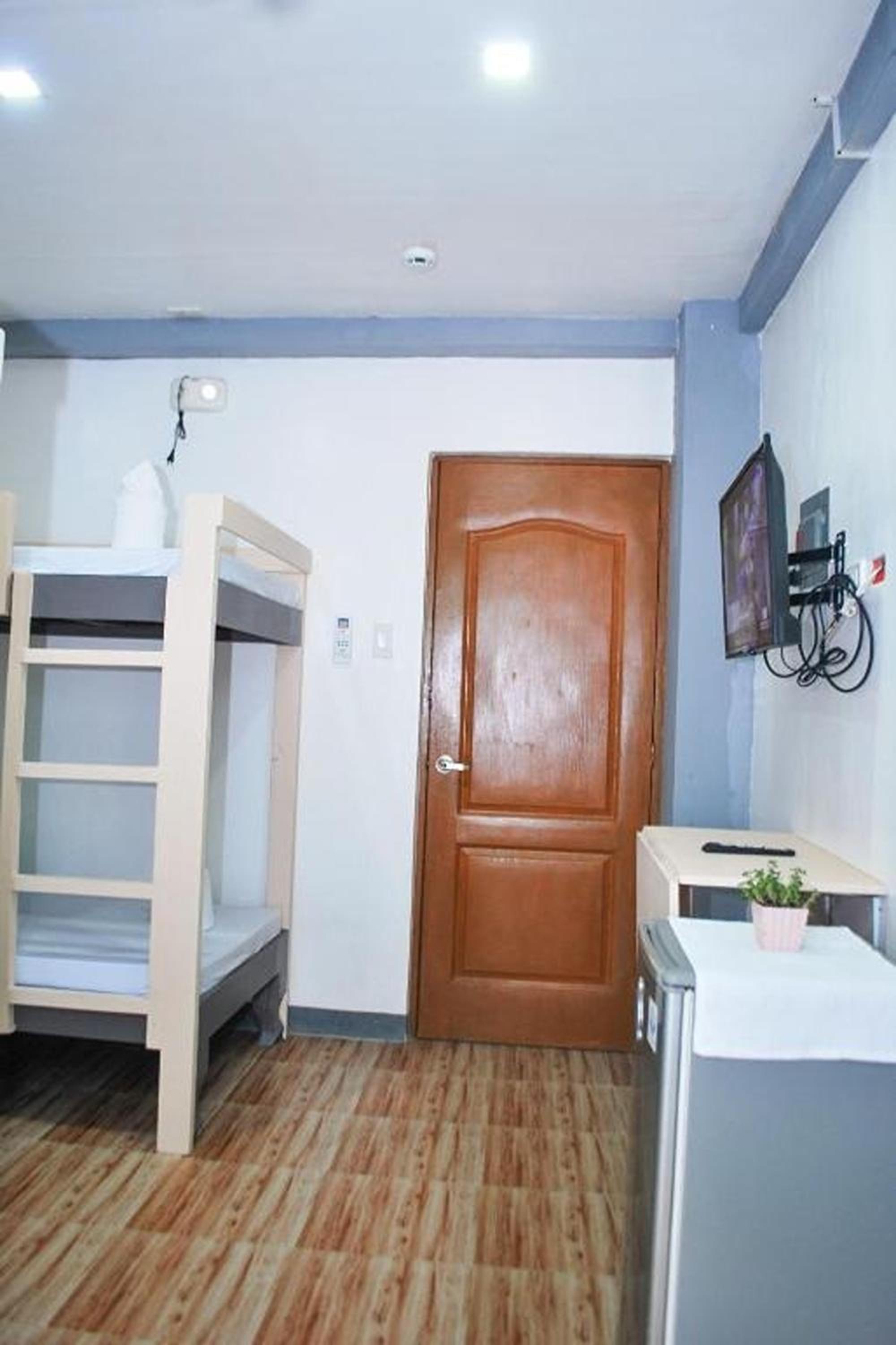 Quadruple Room with Balcony - Photo 6