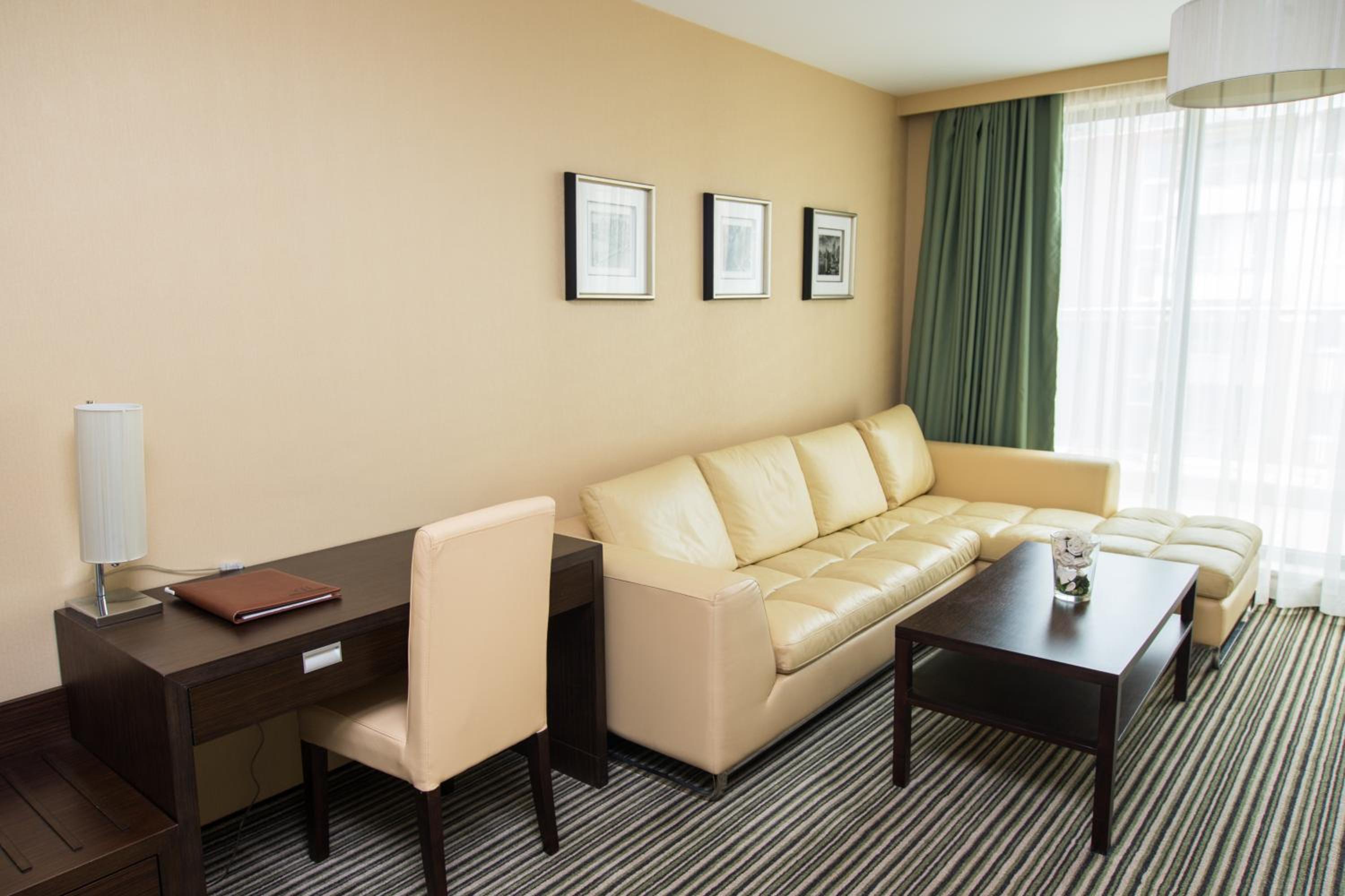 One-Bedroom Apartment with Queen Bed and Terrace photo 2
