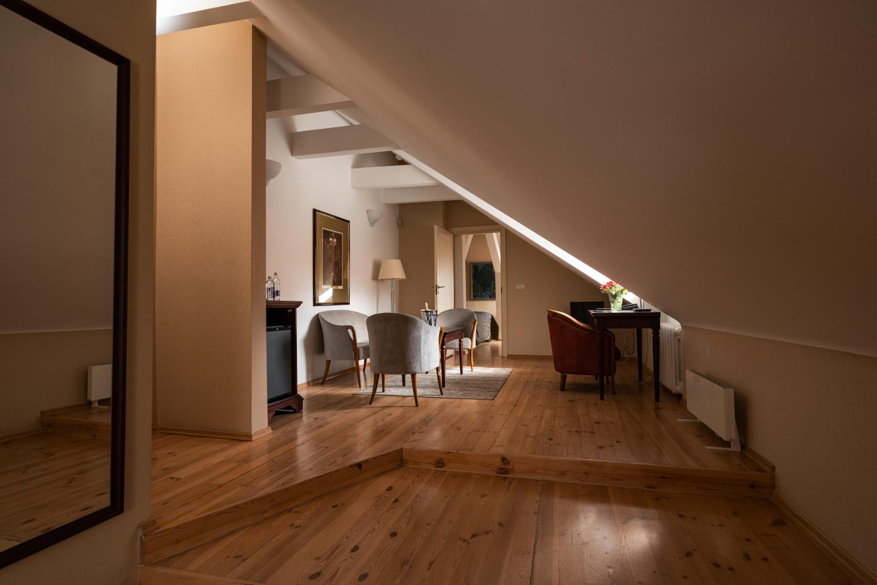 Suite - Photo 12