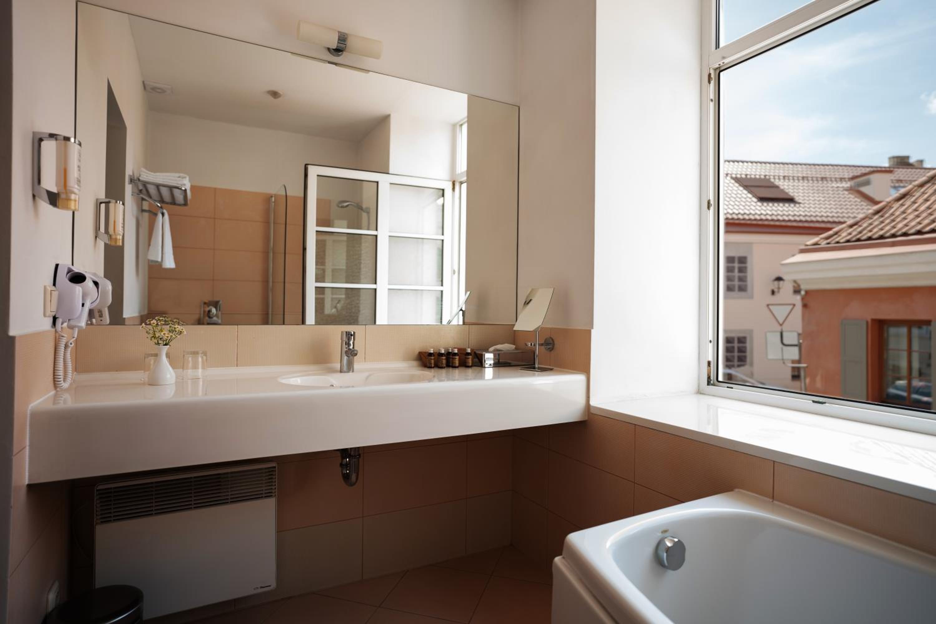 Suite - Photo 10