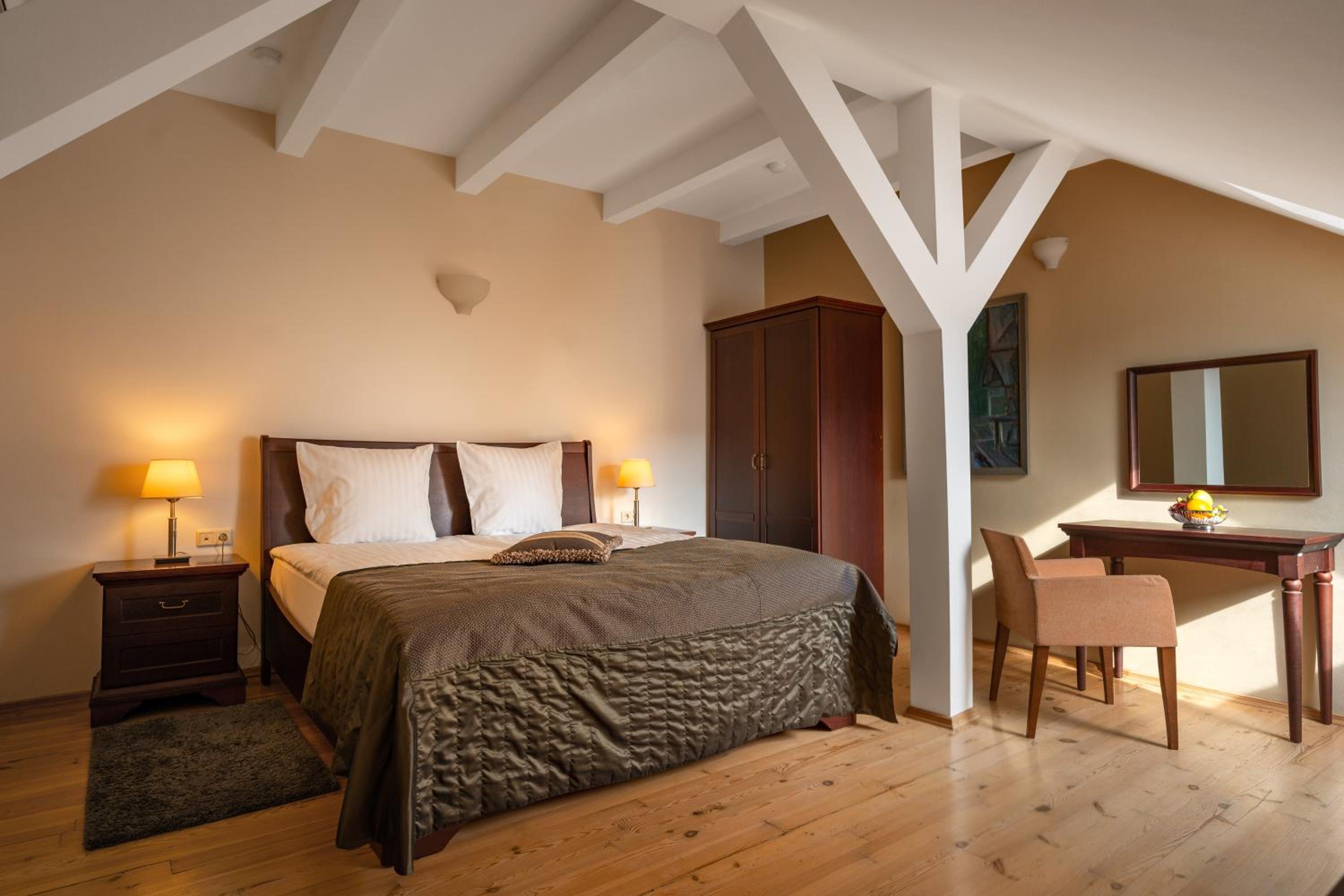 Suite - Photo 1
