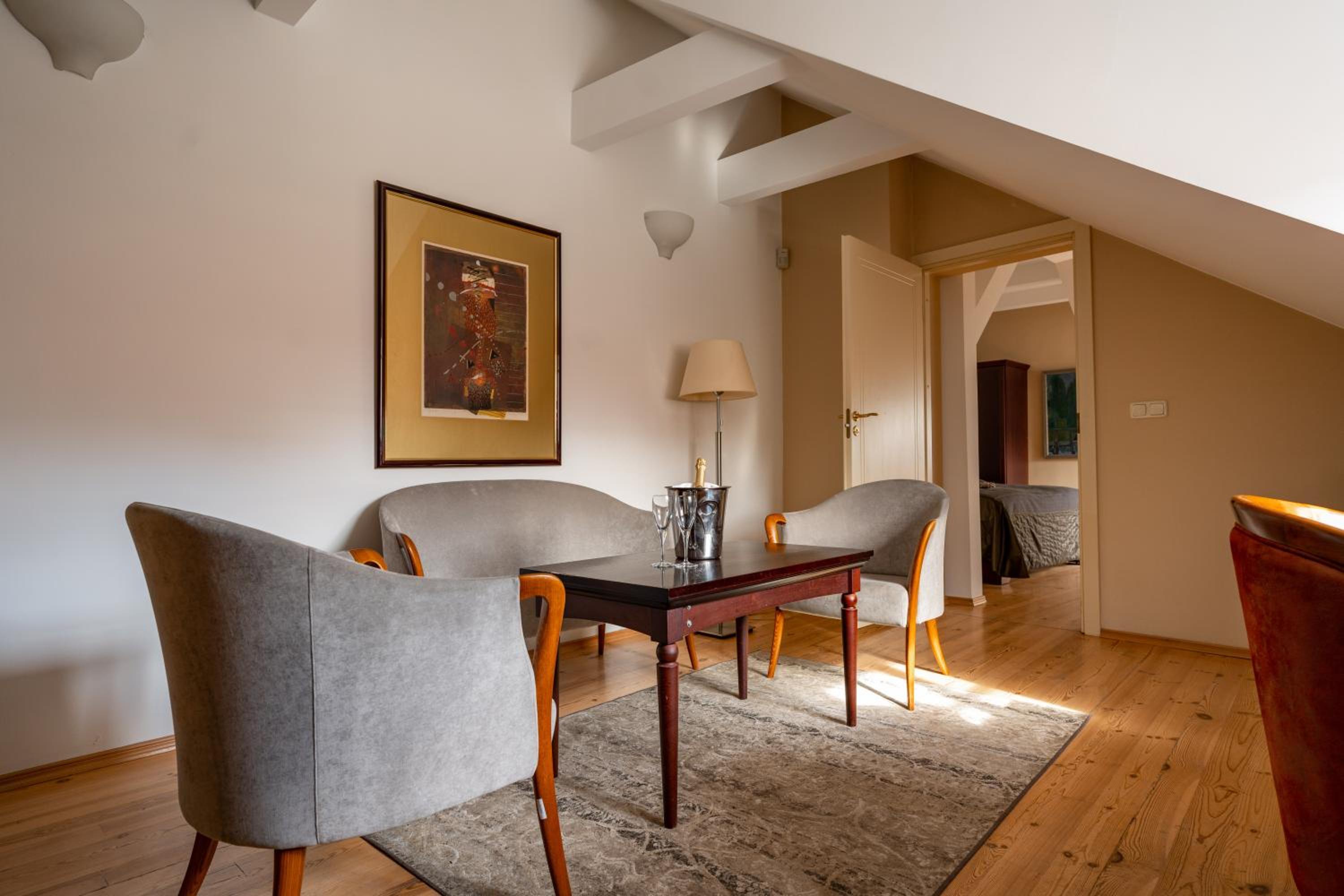 Suite - Photo 5