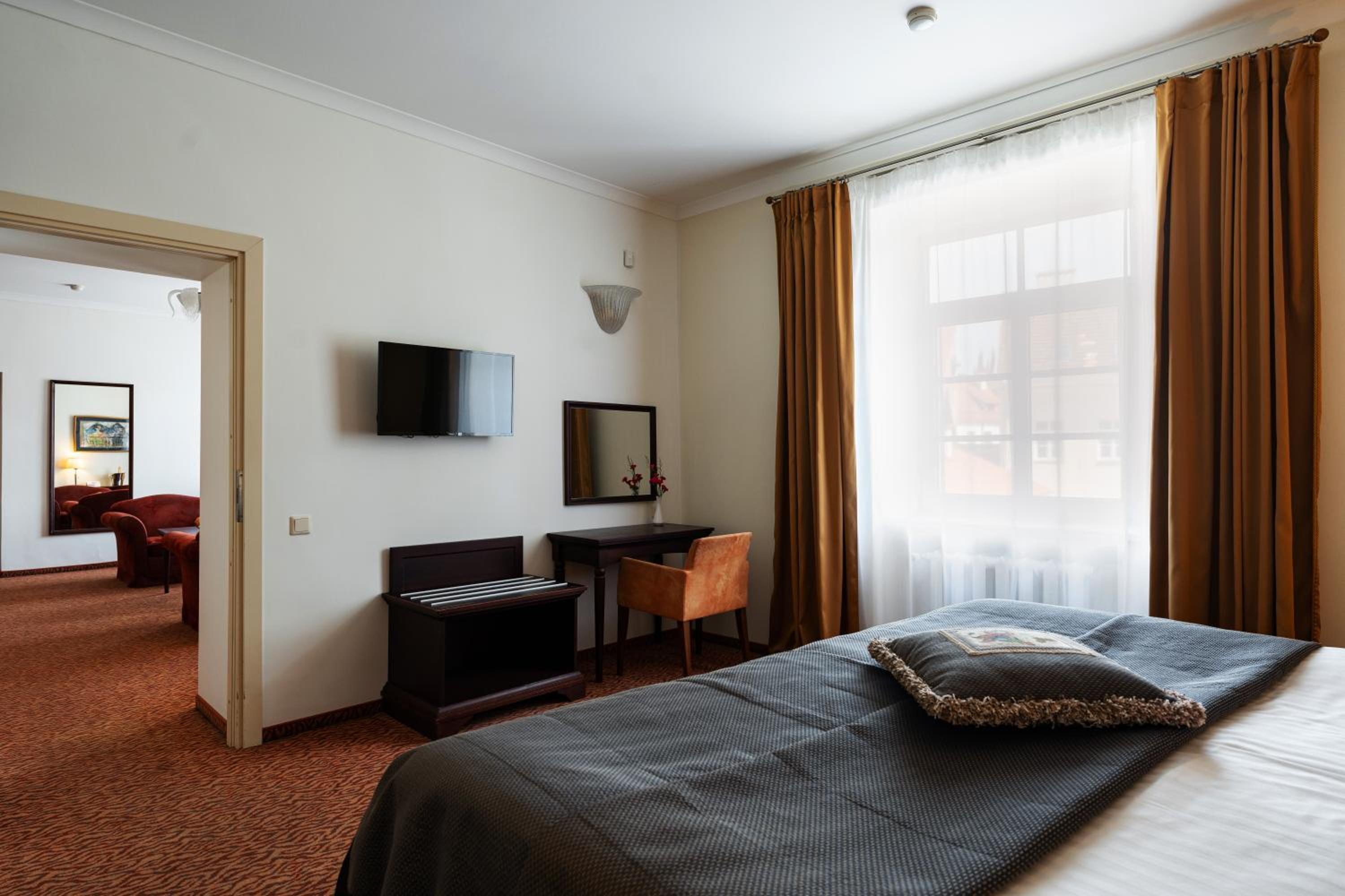 Suite - Photo 11