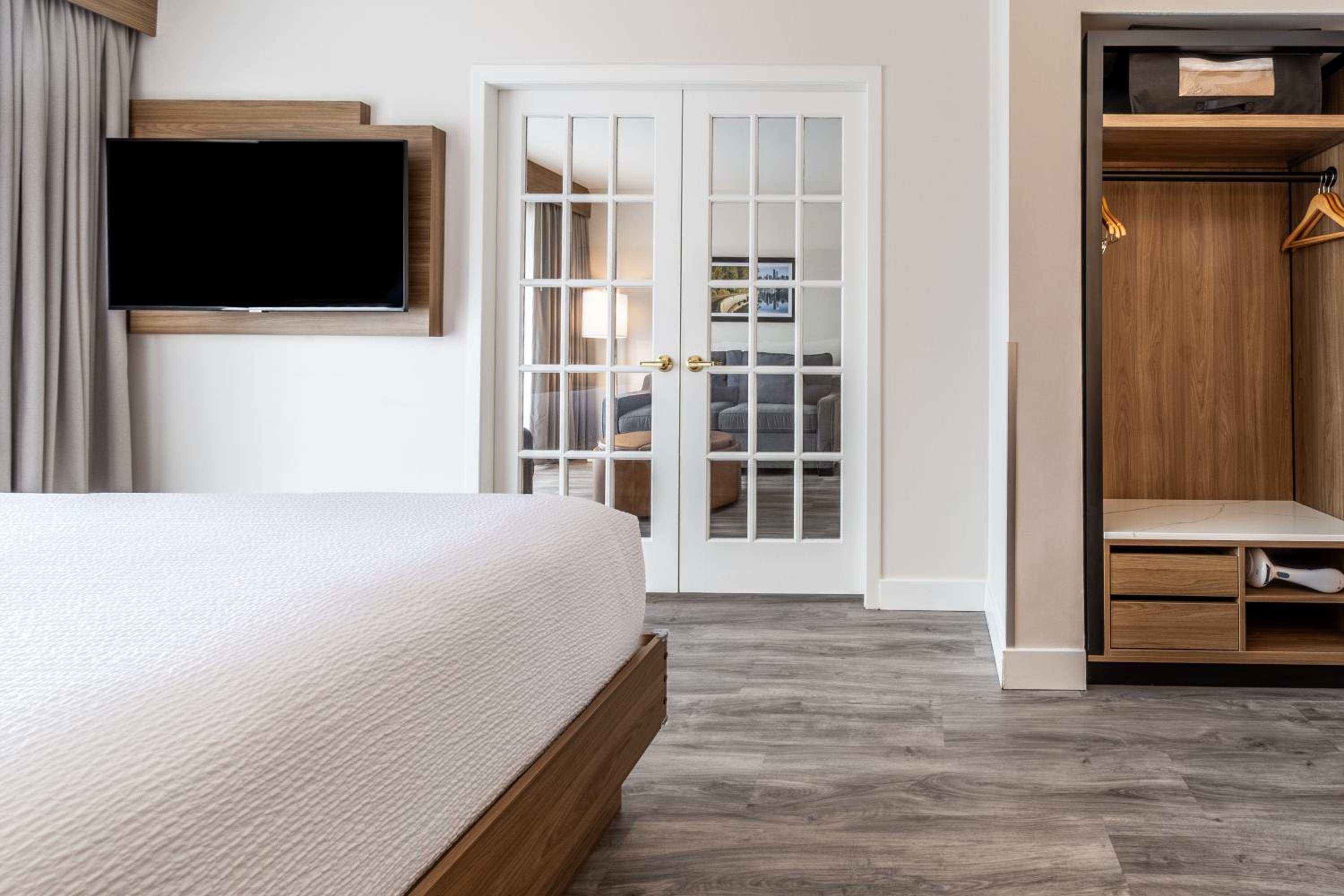 King Suite w/kitchenette & Sofa Bed - Photo 9