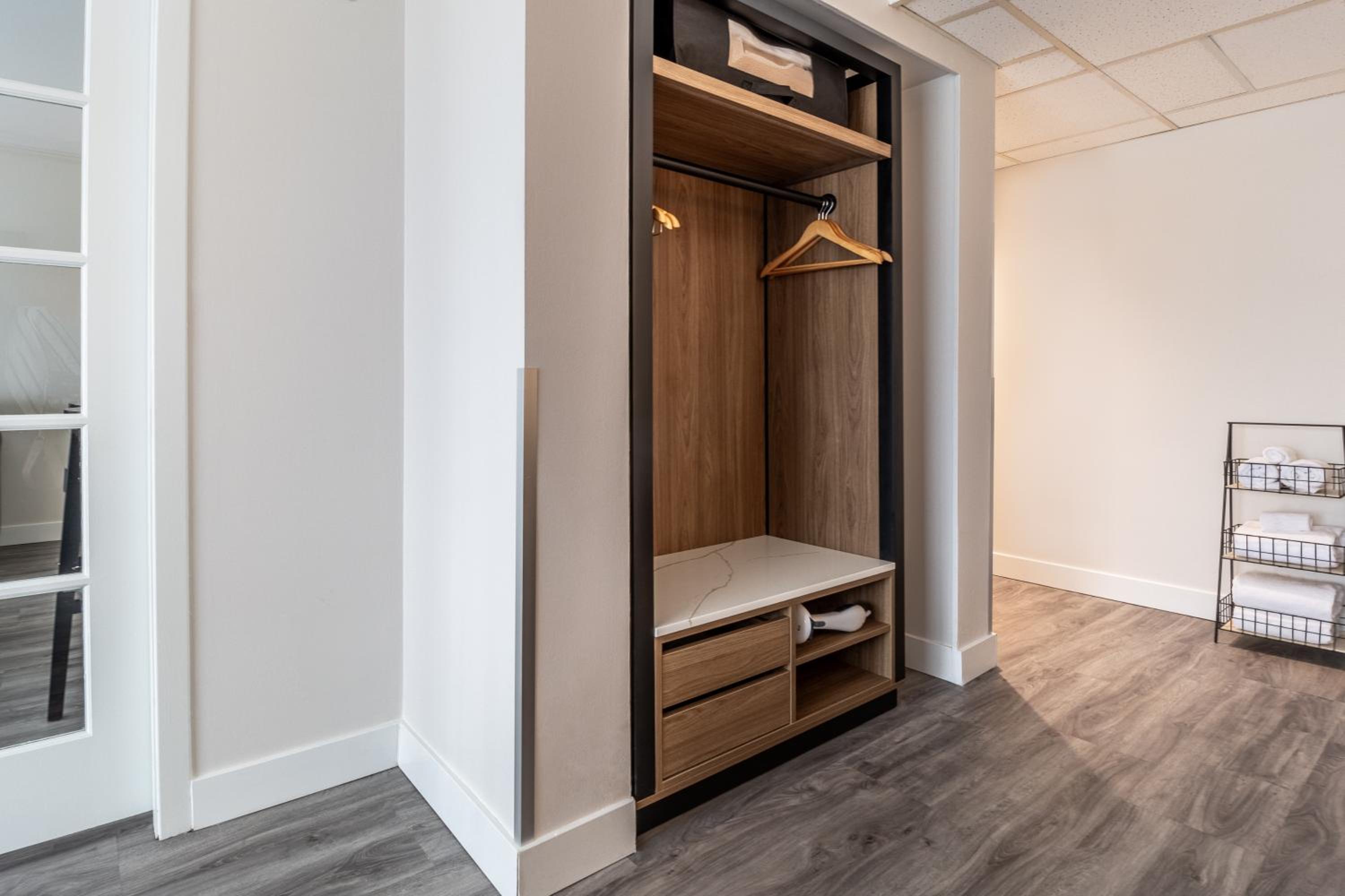 King Suite w/kitchenette & Sofa Bed - Photo 10