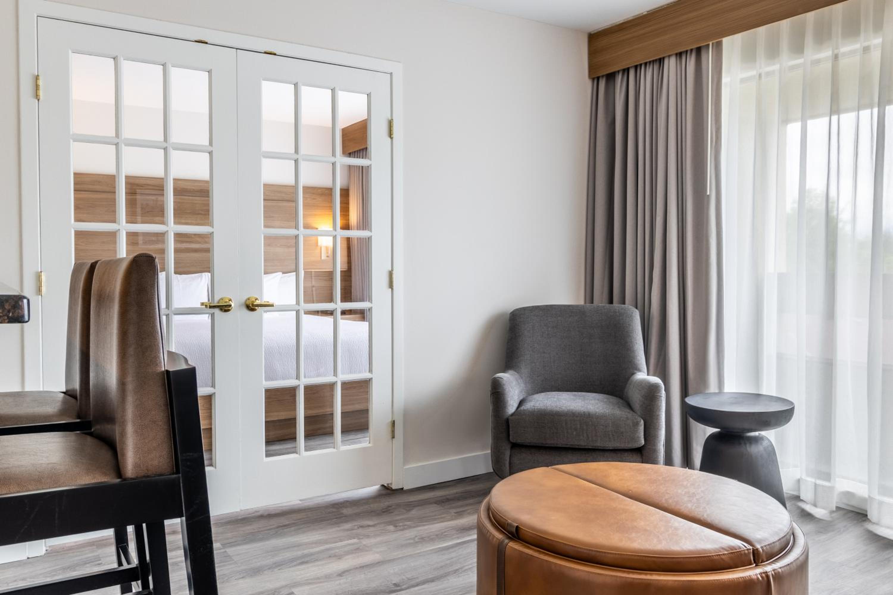 King Suite w/kitchenette & Sofa Bed - Photo 17
