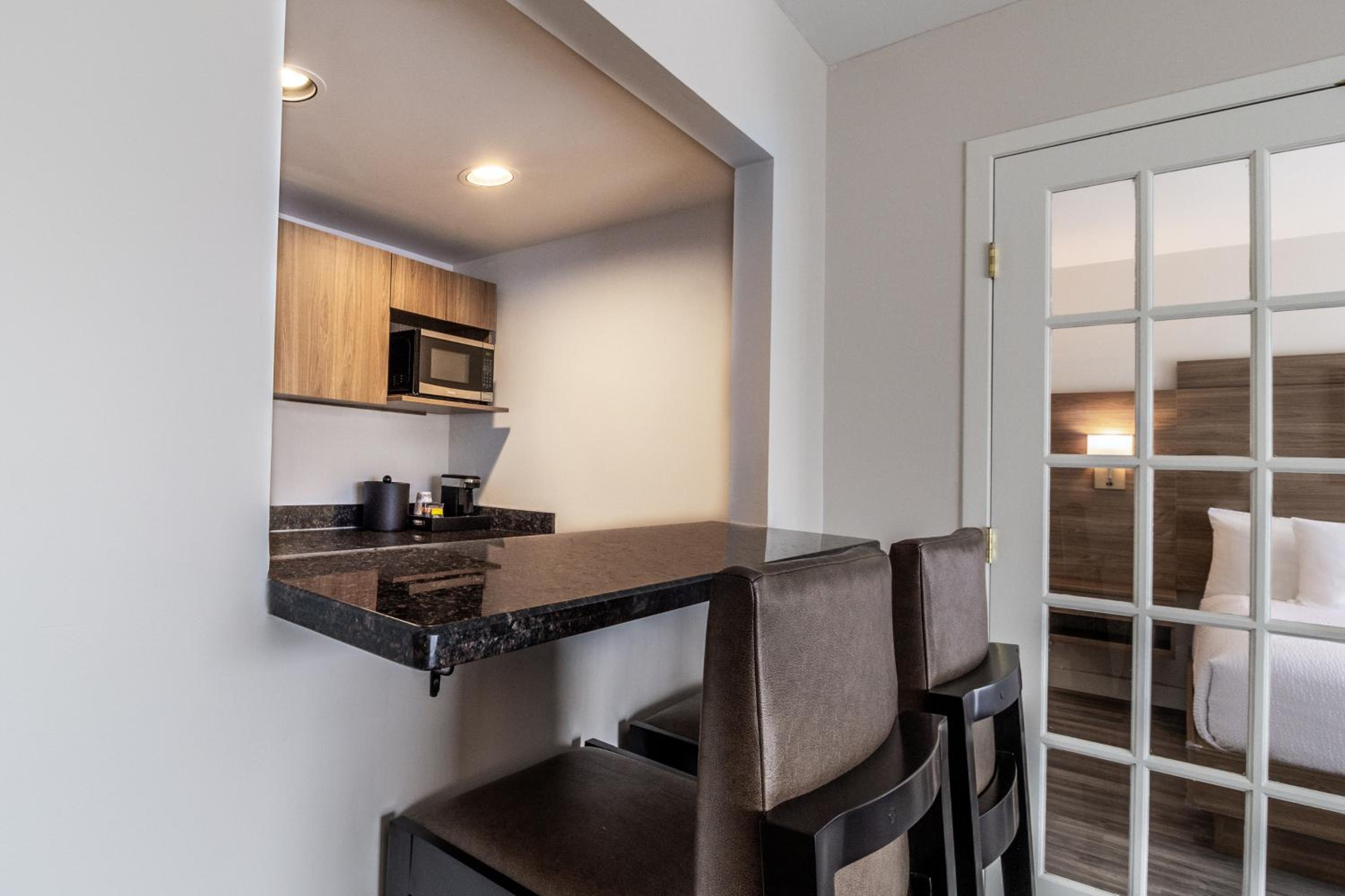 King Suite w/kitchenette & Sofa Bed - Photo 18