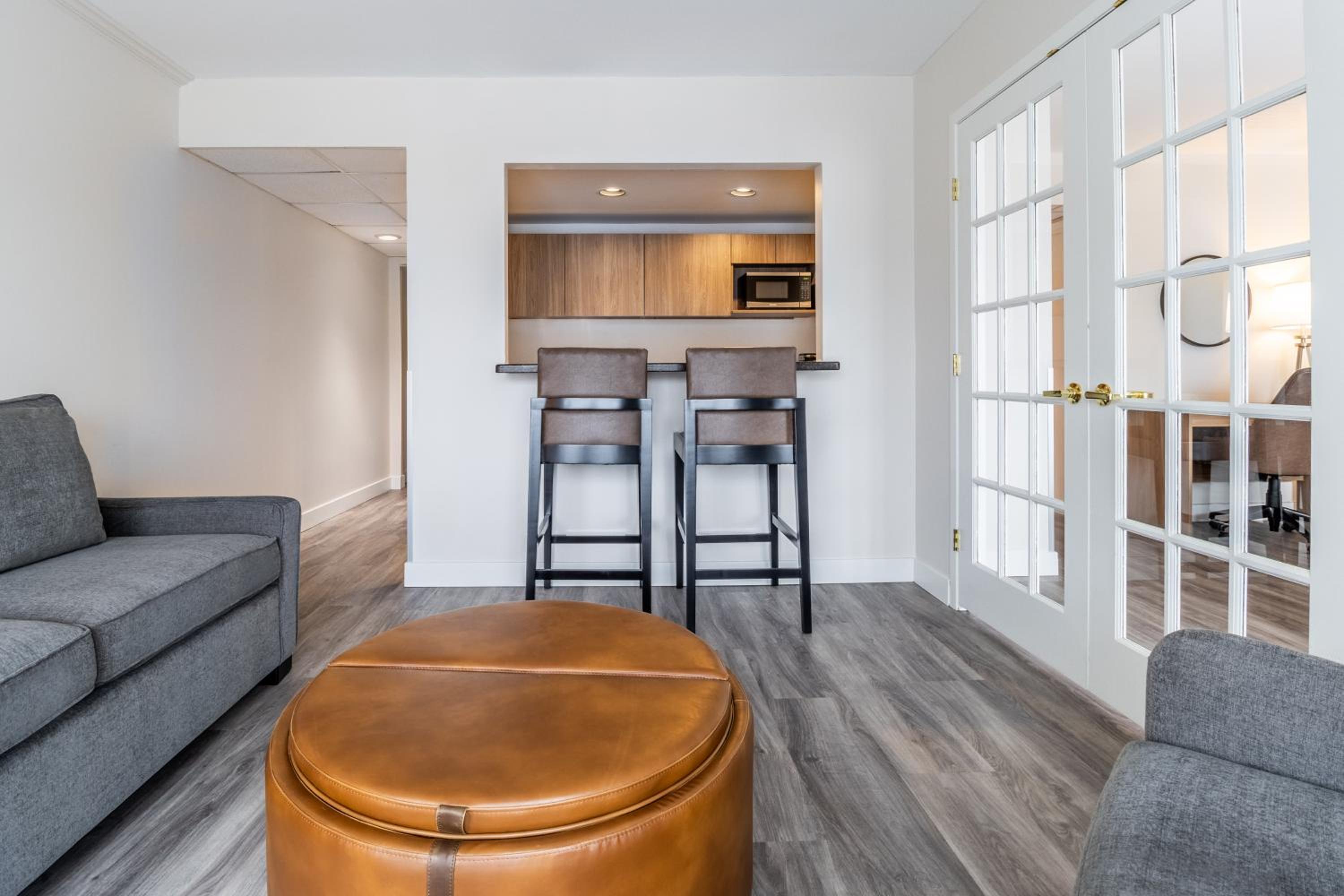 King Suite w/kitchenette & Sofa Bed - Photo 19