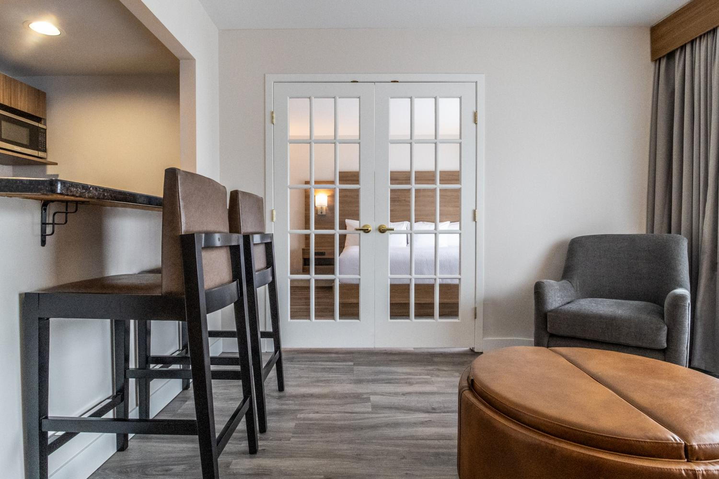 King Suite w/kitchenette & Sofa Bed - Photo 21