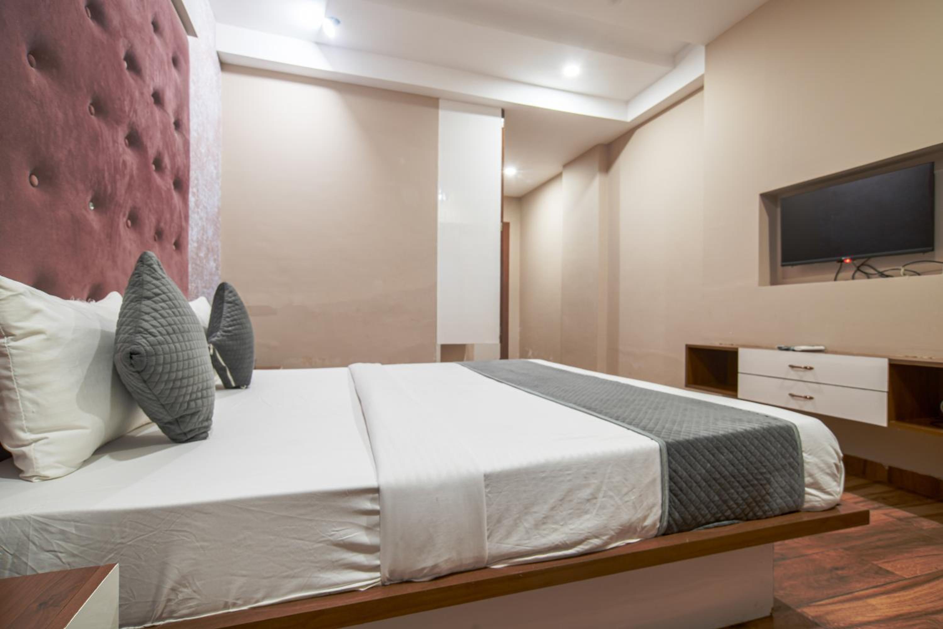 Deluxe Room - Photo 6
