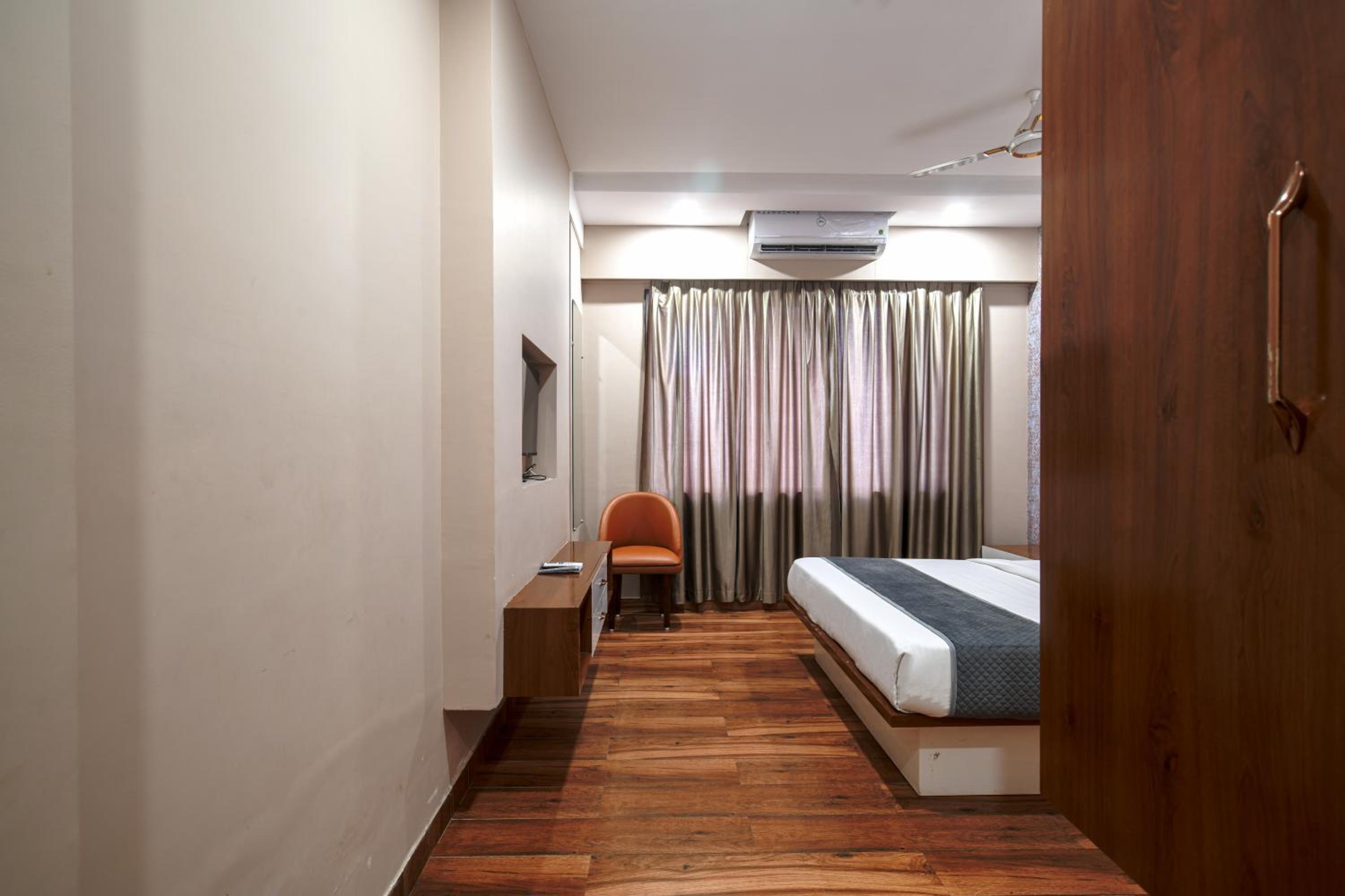 Deluxe Room - Photo 7