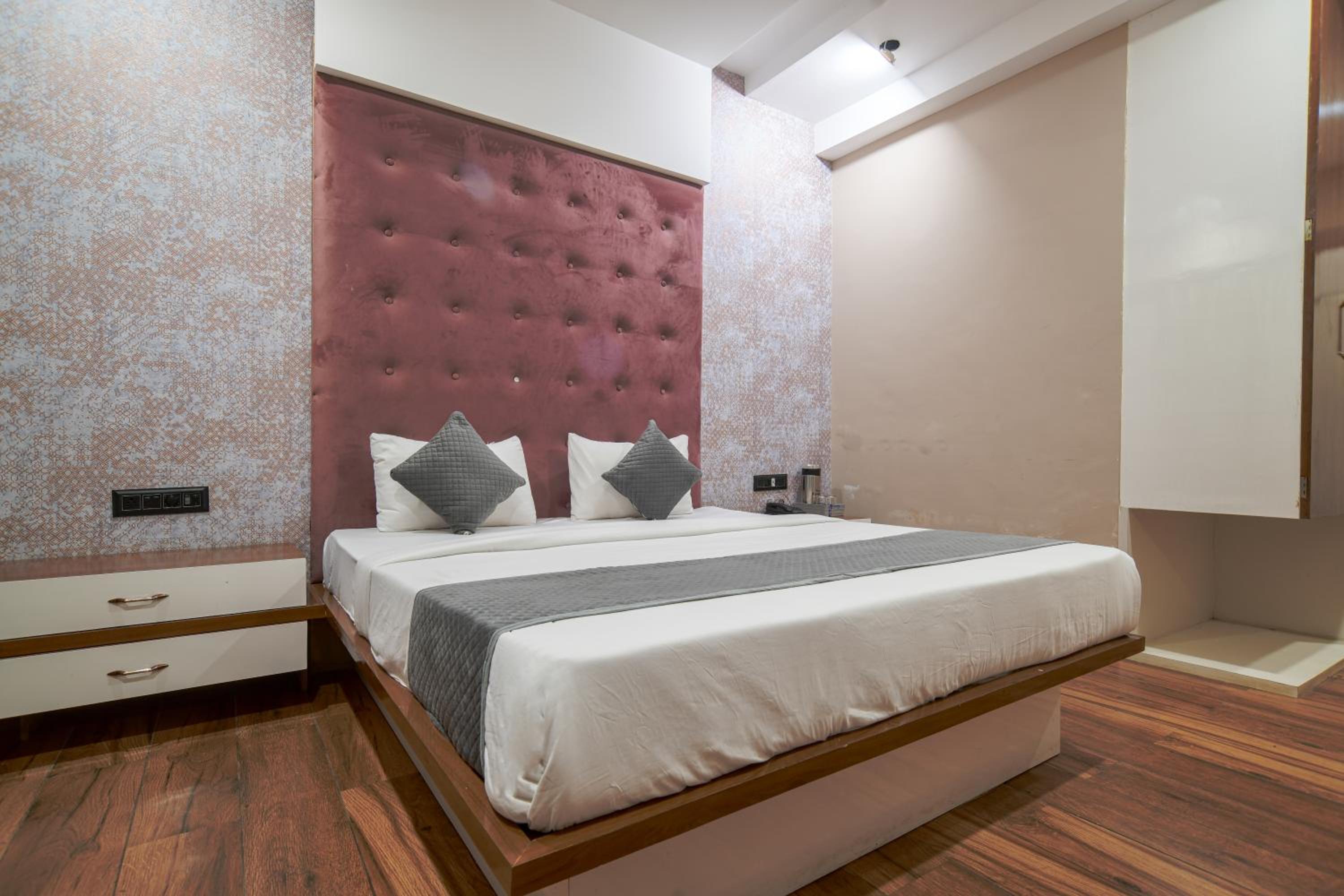 Deluxe Room - Photo 5