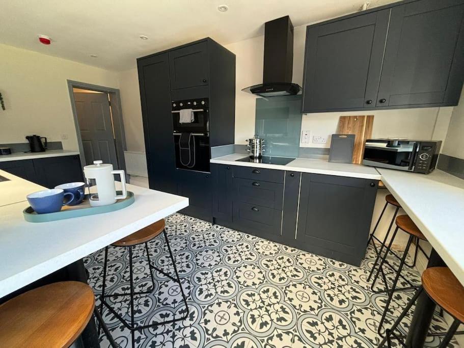 Six-Bedroom House photo 2