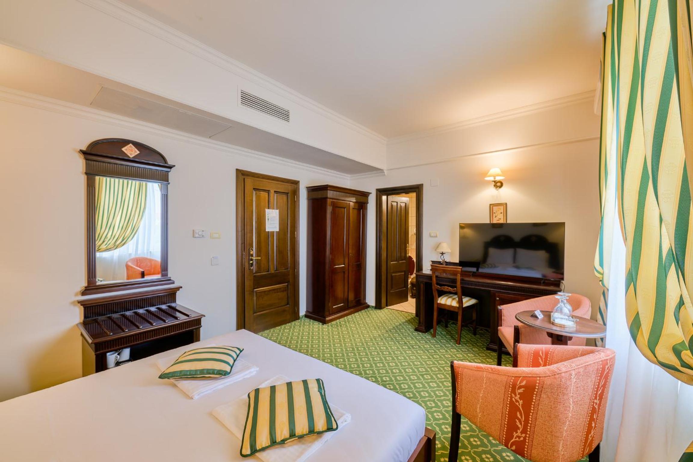 Double Room - Photo 2
