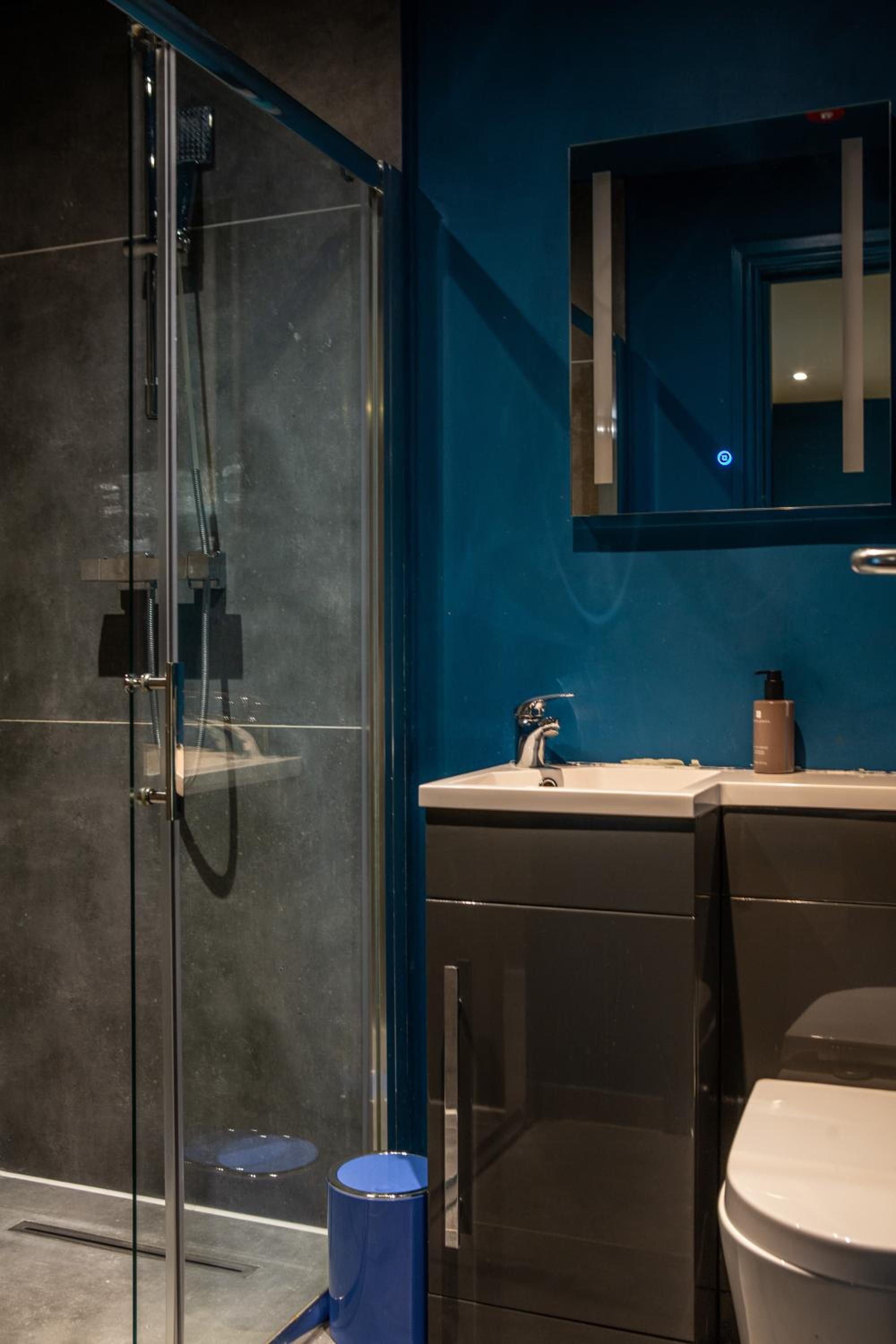 Single Room with Private Bathroom photo 2