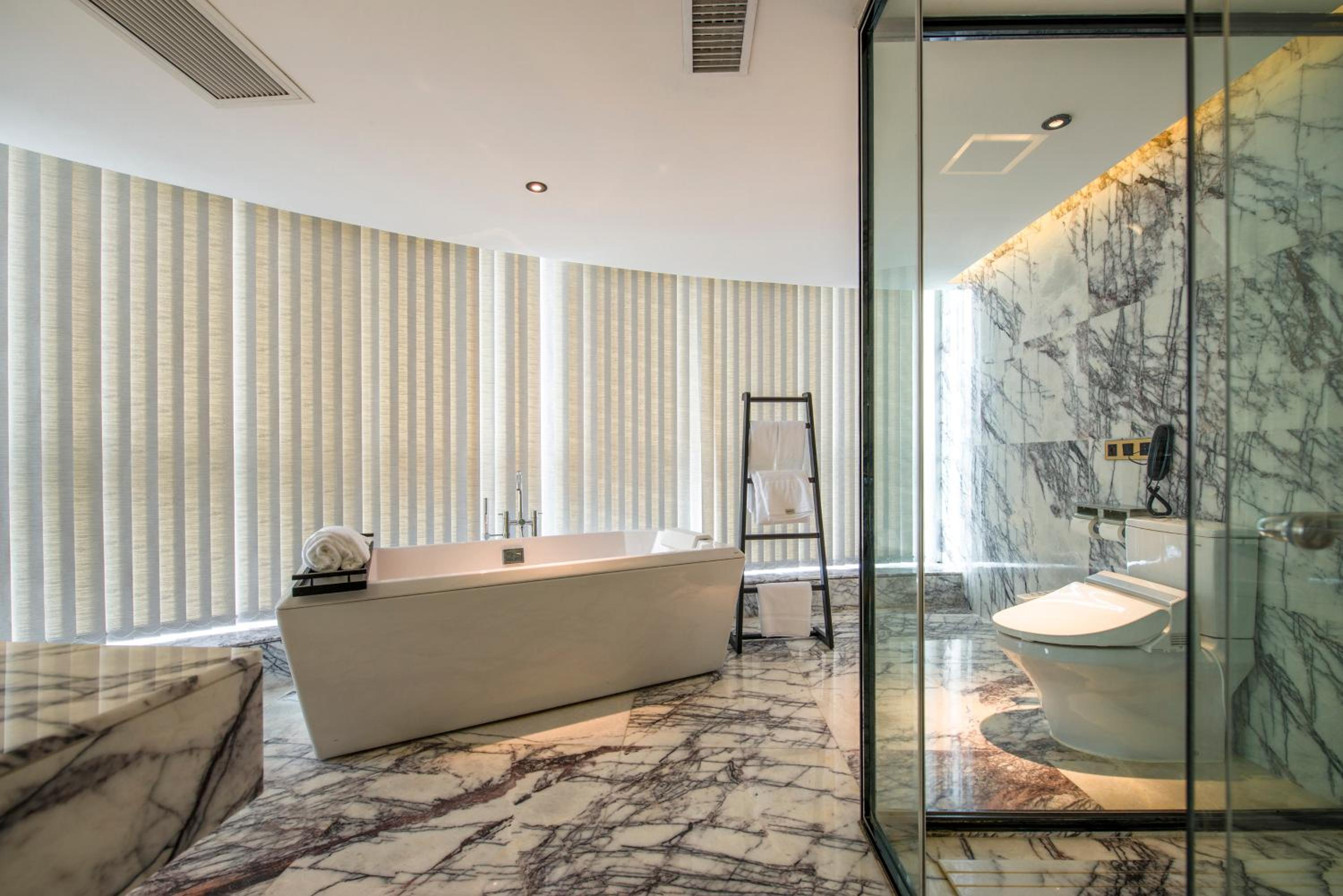 Executive Double Room with Bathtub photo 3