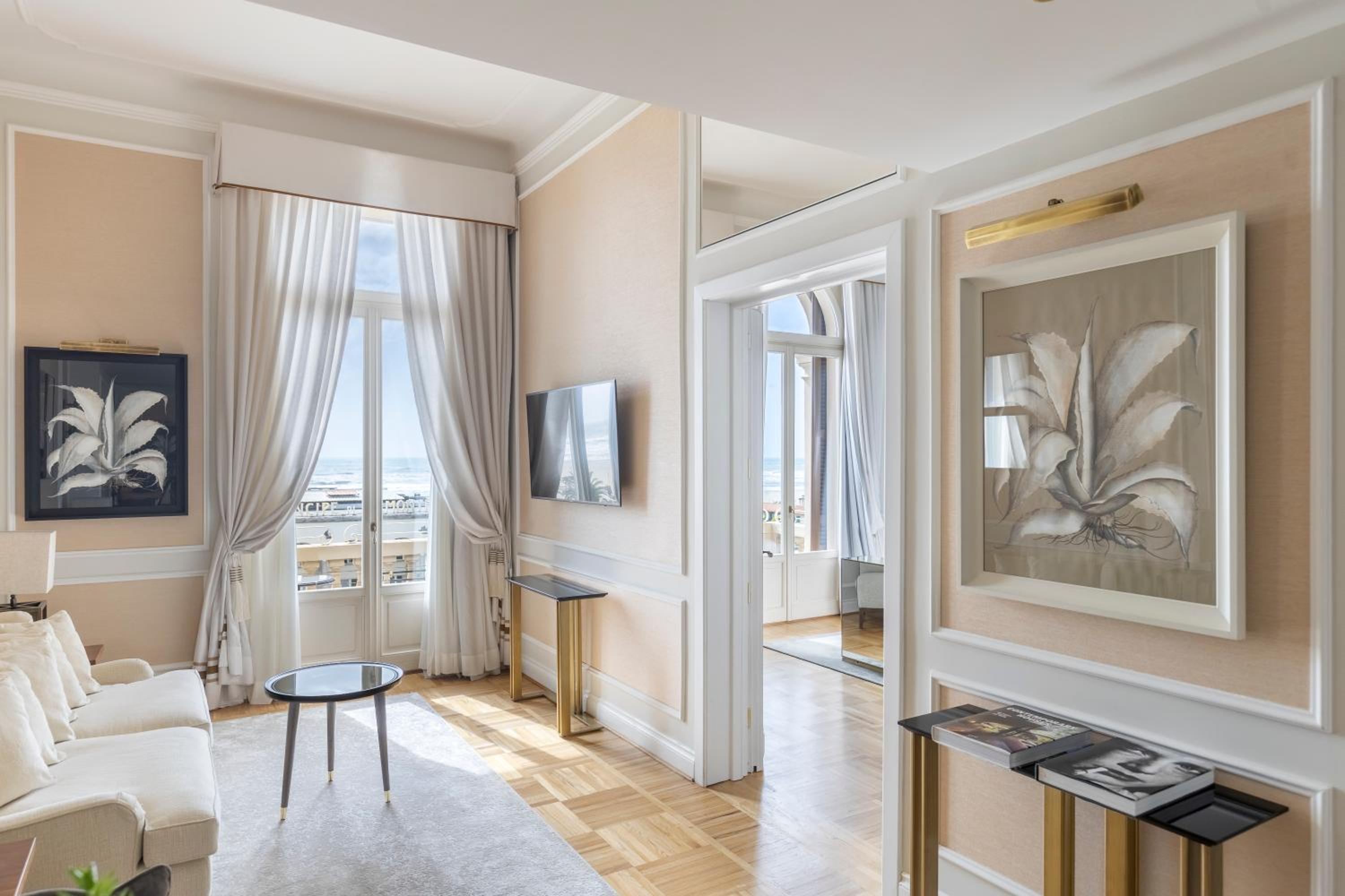 One-Bedroom Suite with Front Sea View