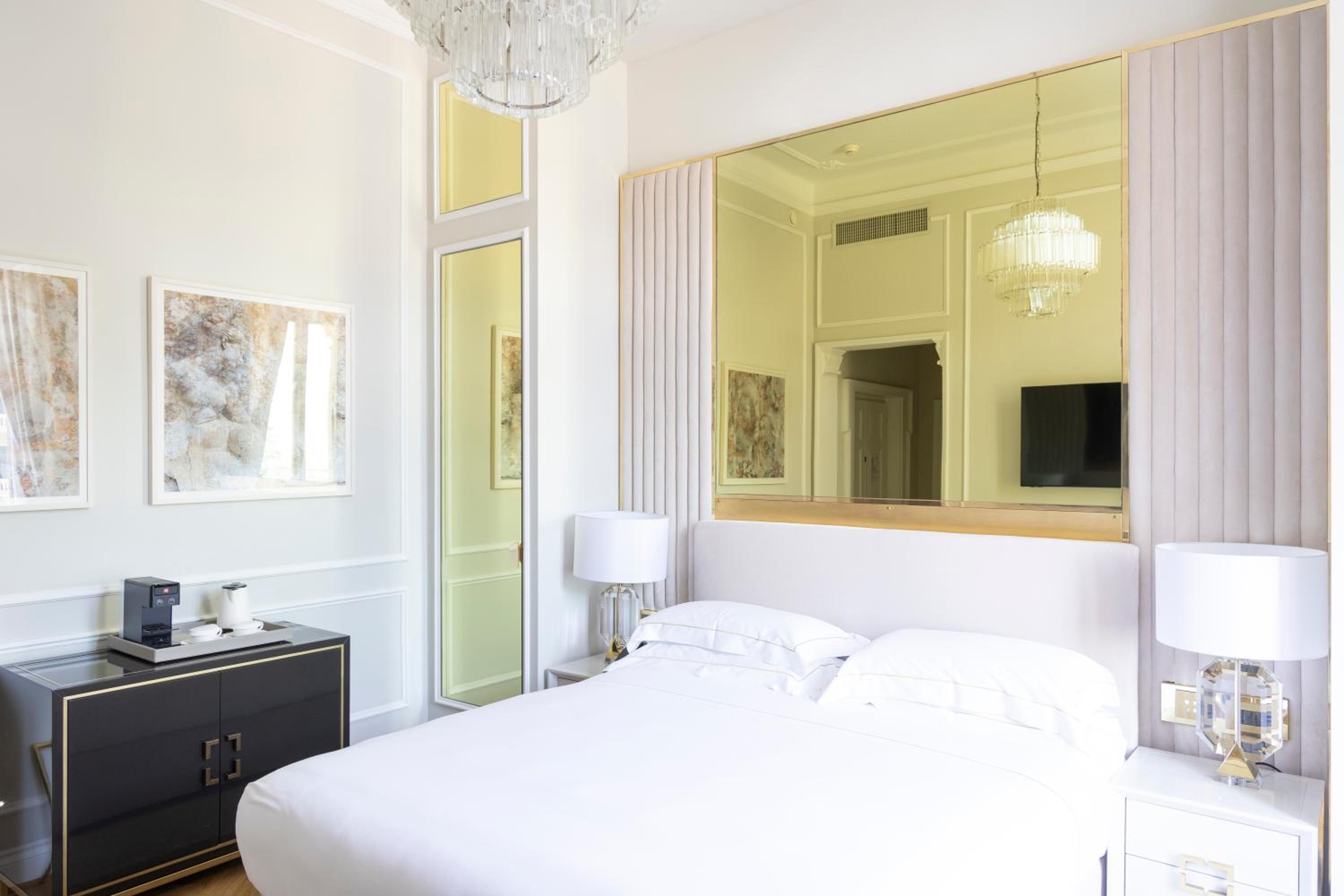 Superior Double Room with Partial Sea View
