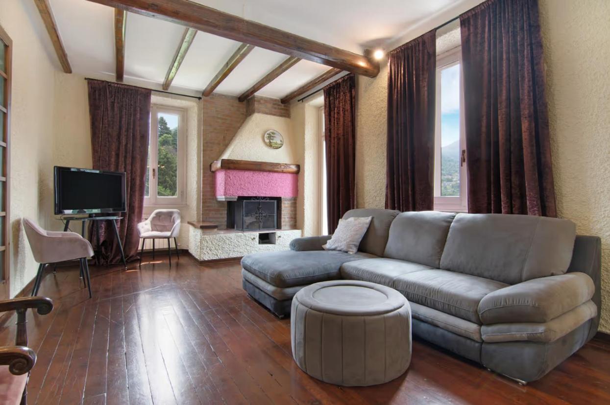 Six-Bedroom House photo 1
