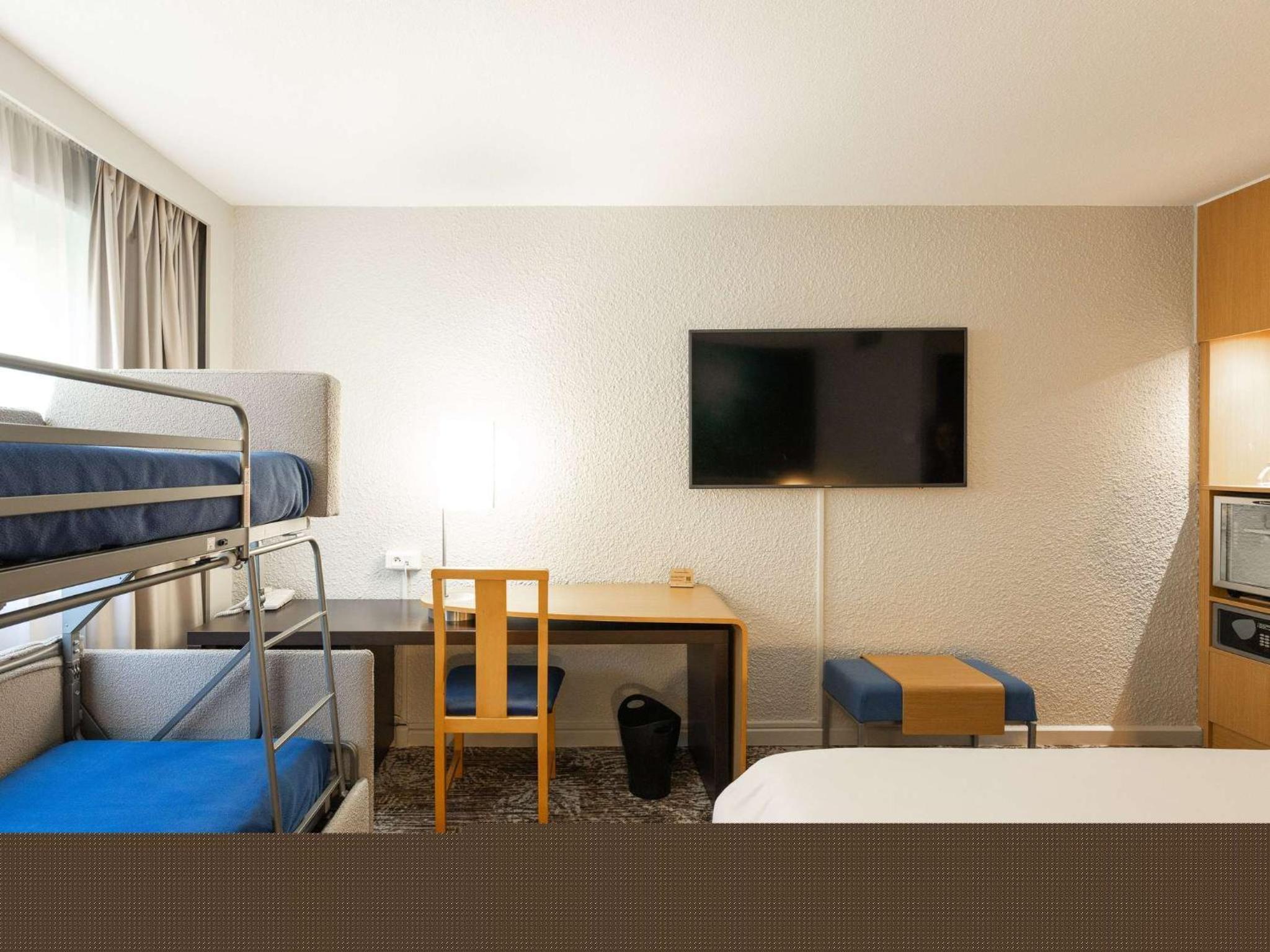 Standard Room with One Double Bed and Two Single Beds - Photo 5
