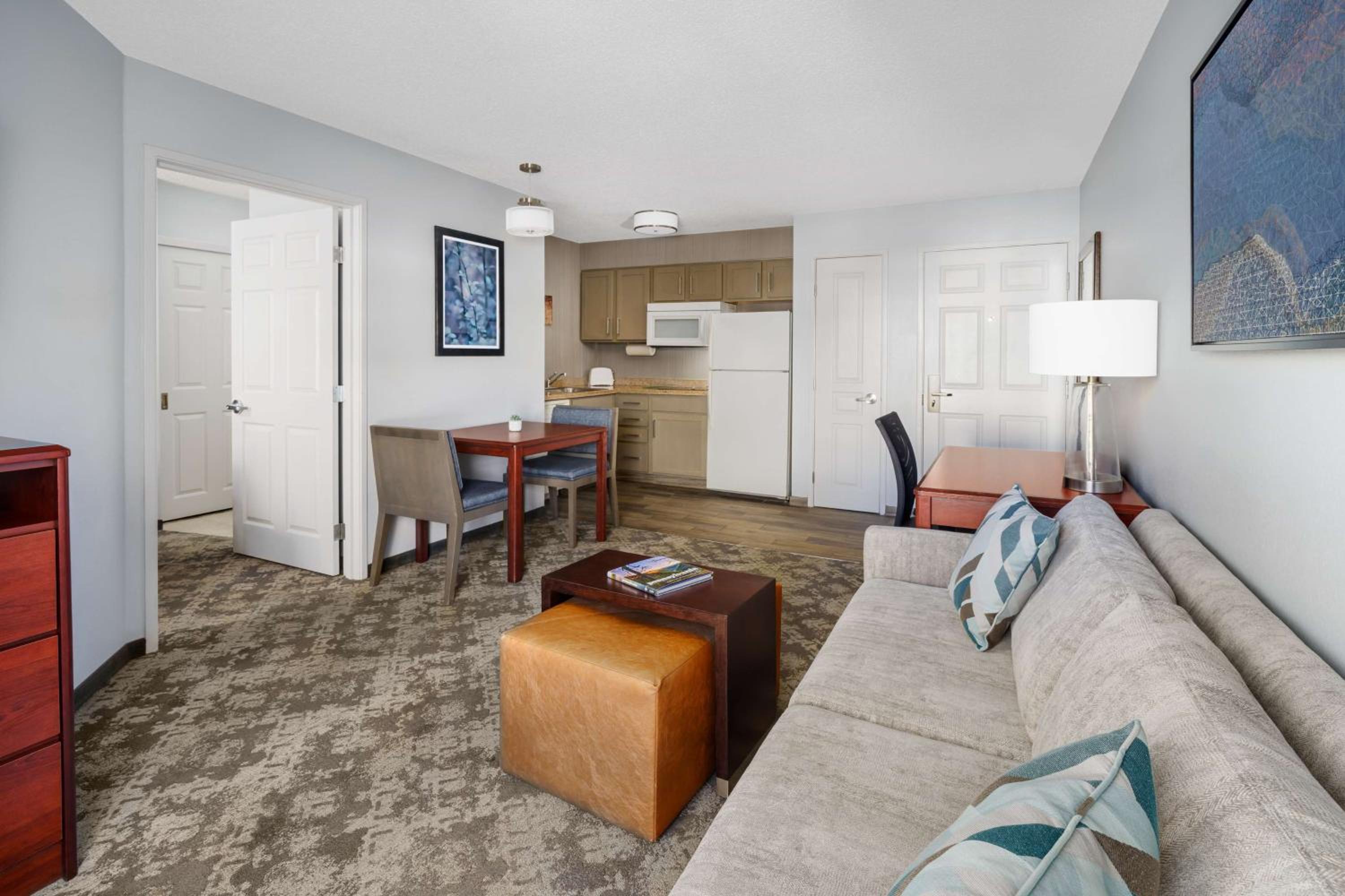 One-Bedroom Queen Suite - Non-Smoking - Photo 2