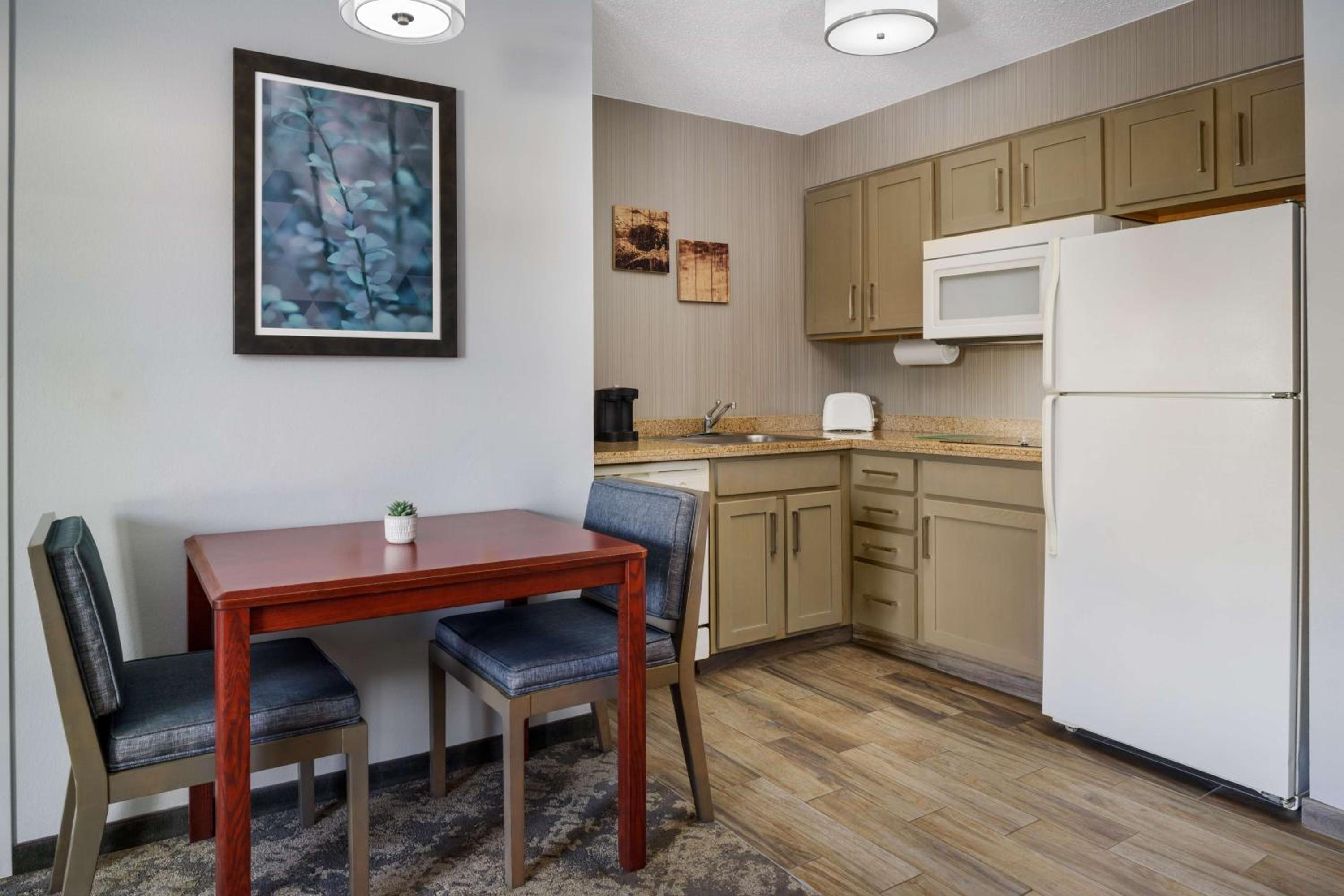 One-Bedroom Queen Suite - Non-Smoking - Photo 4