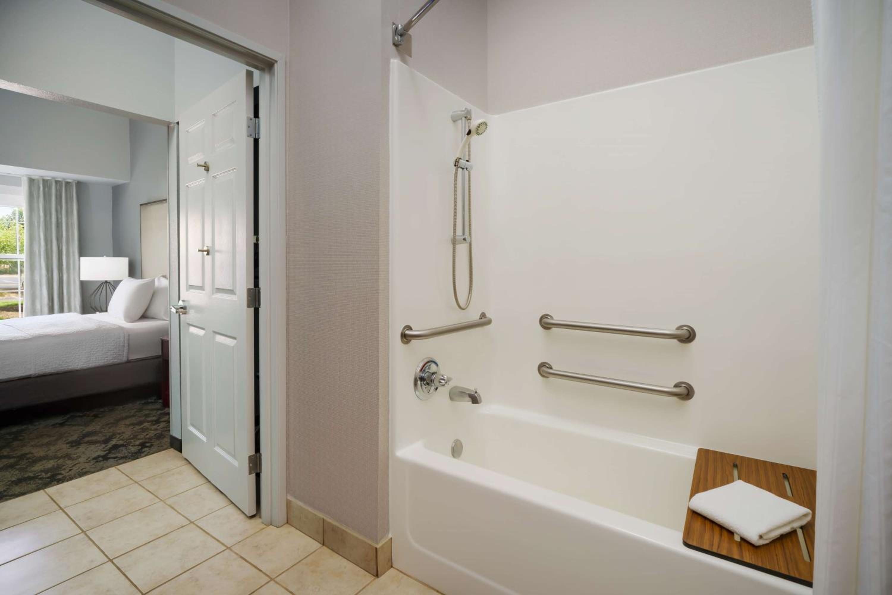 Queen Suite - Mobility and Hearing Access/Non-Smoking - Photo 6