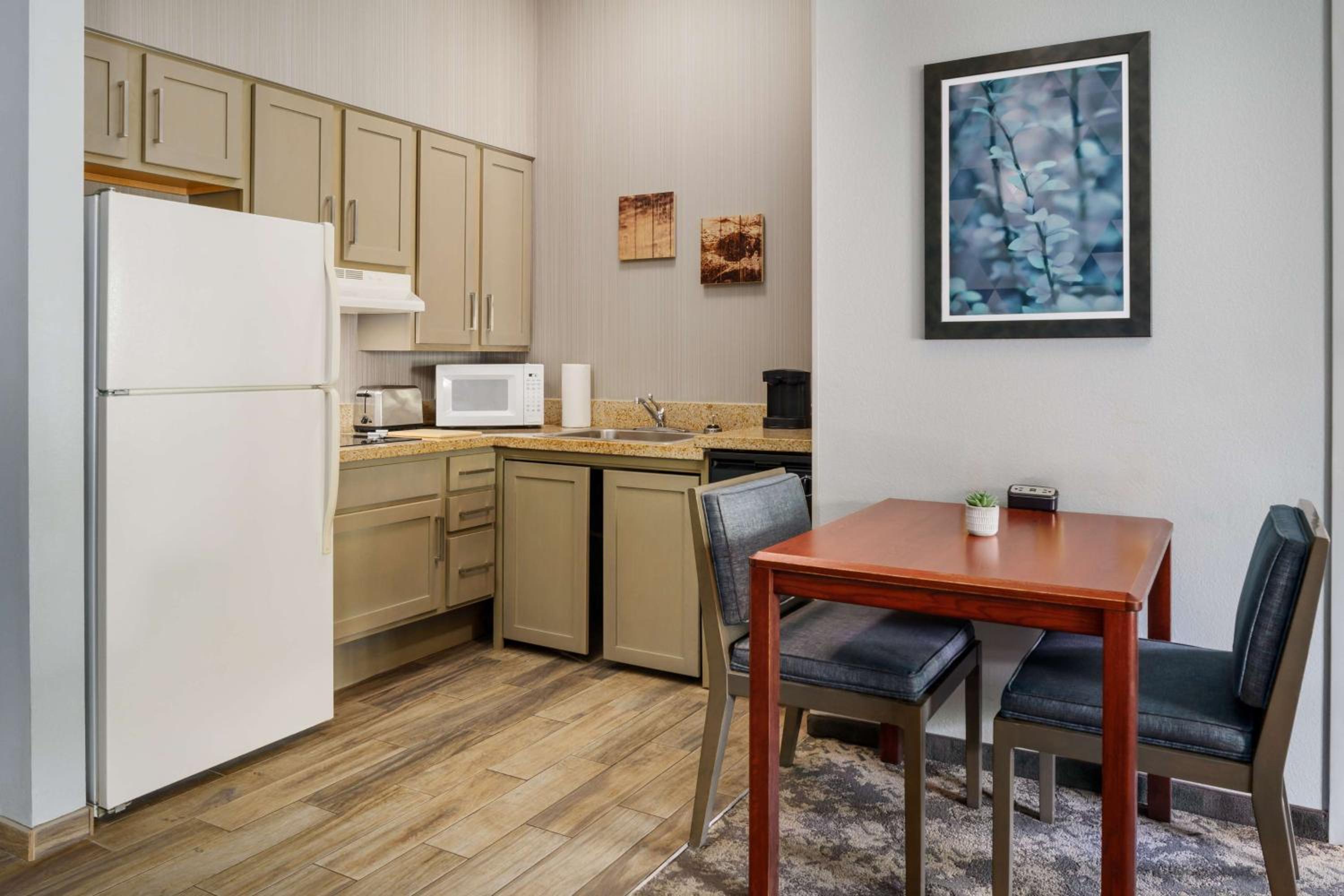 Queen Suite - Mobility and Hearing Access/Non-Smoking - Photo 5