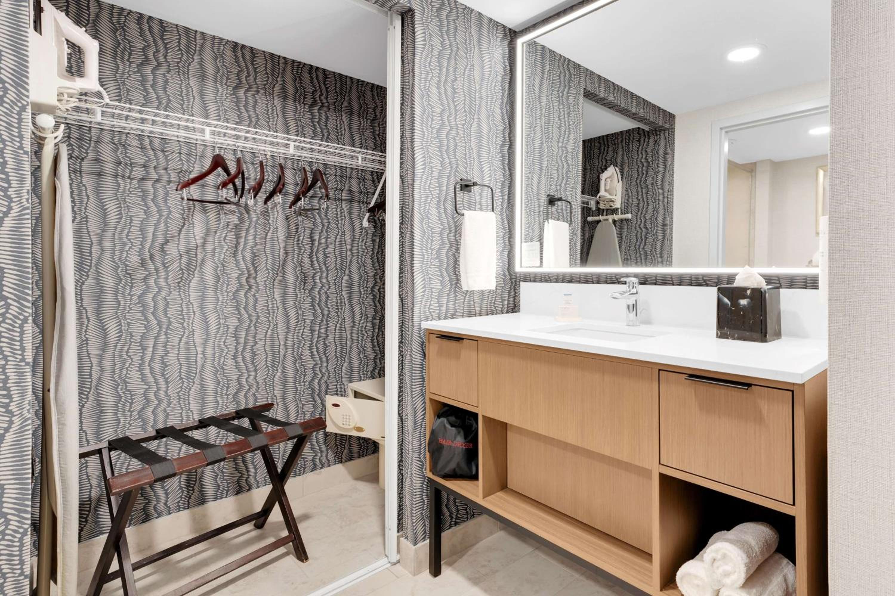 One-Bedroom King Suite - Non-Smoking - Photo 5
