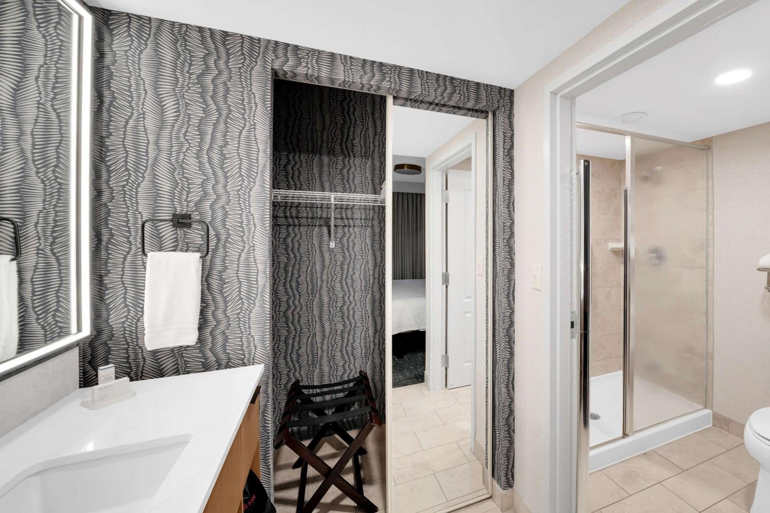 Studio Suite with Two Queen Beds - Photo 5