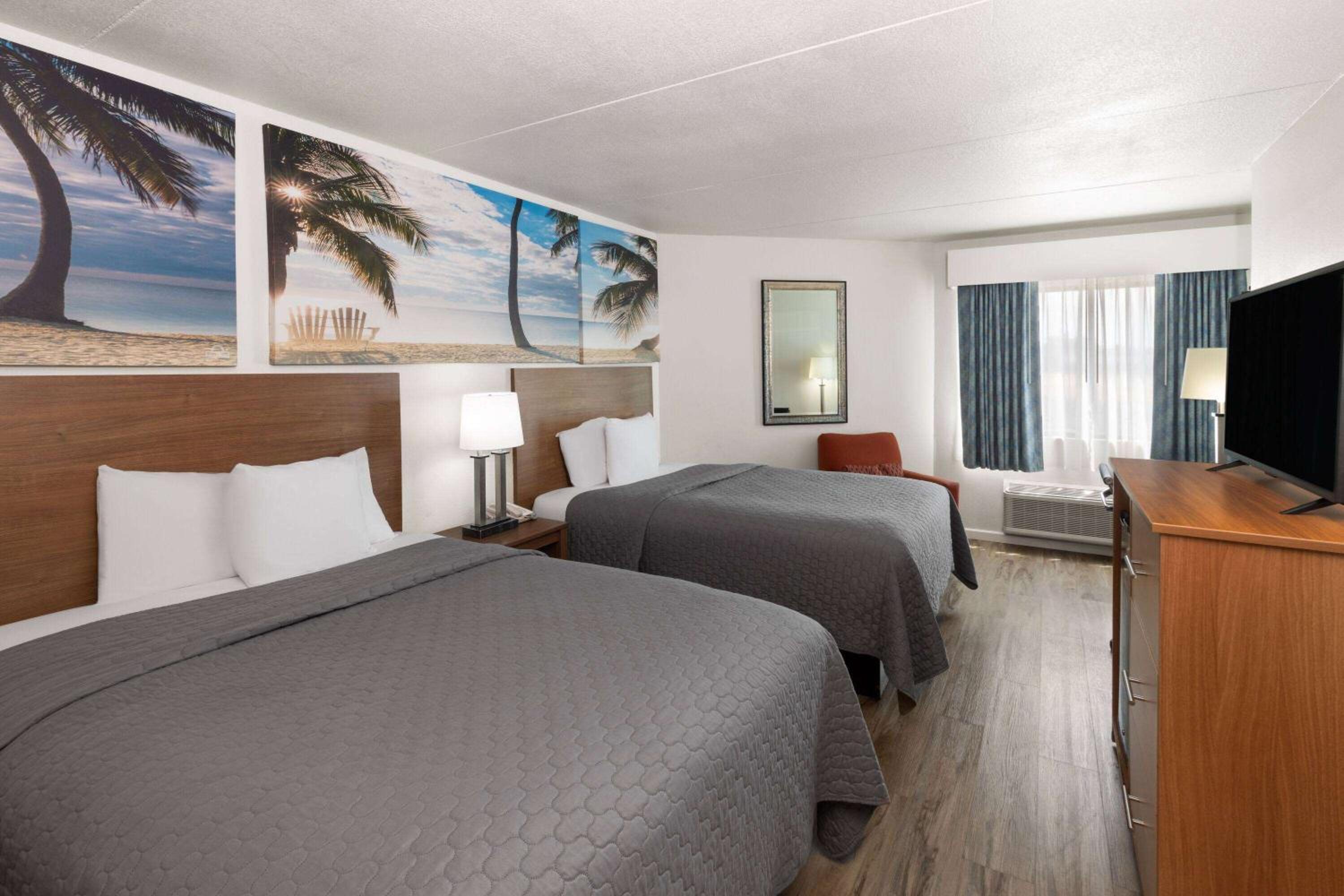 Queen Room with Two Queen Beds - Non-Smoking - Photo 3