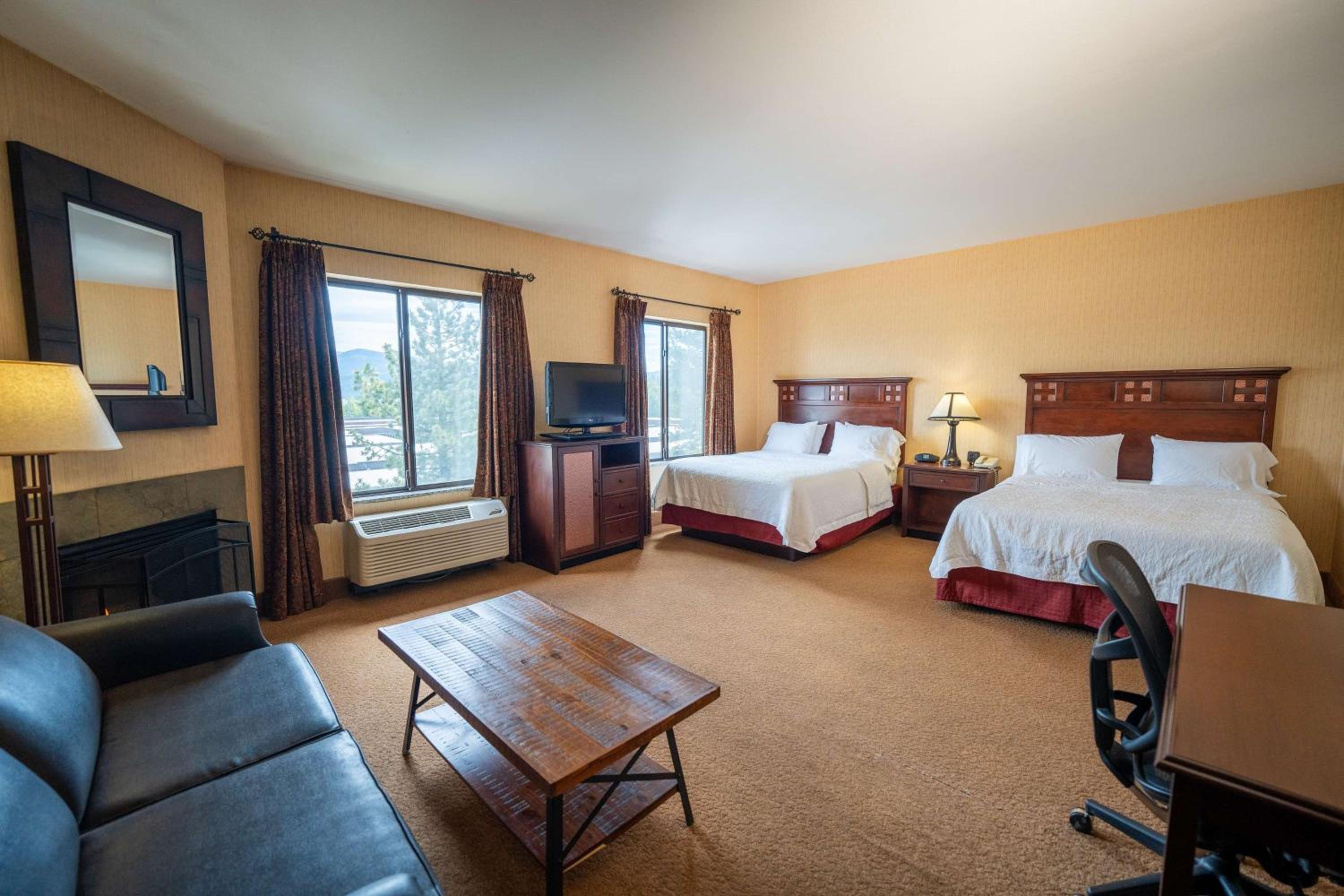 Studio Suite With Two Queen Beds And Sofa Bed - Non-Smoking - Photo 5