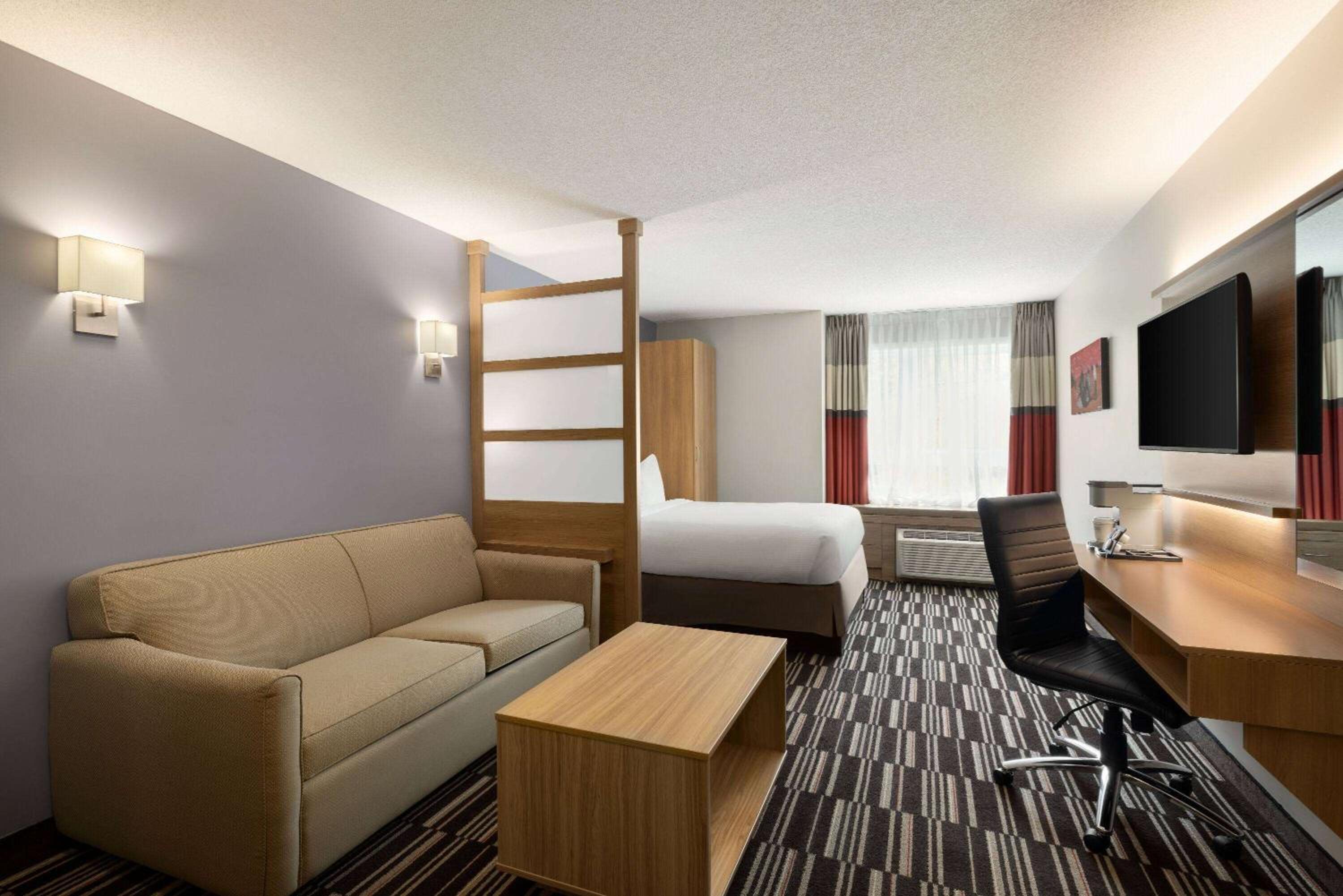 Queen Suite with Kitchenette - Non-Smoking photo 1