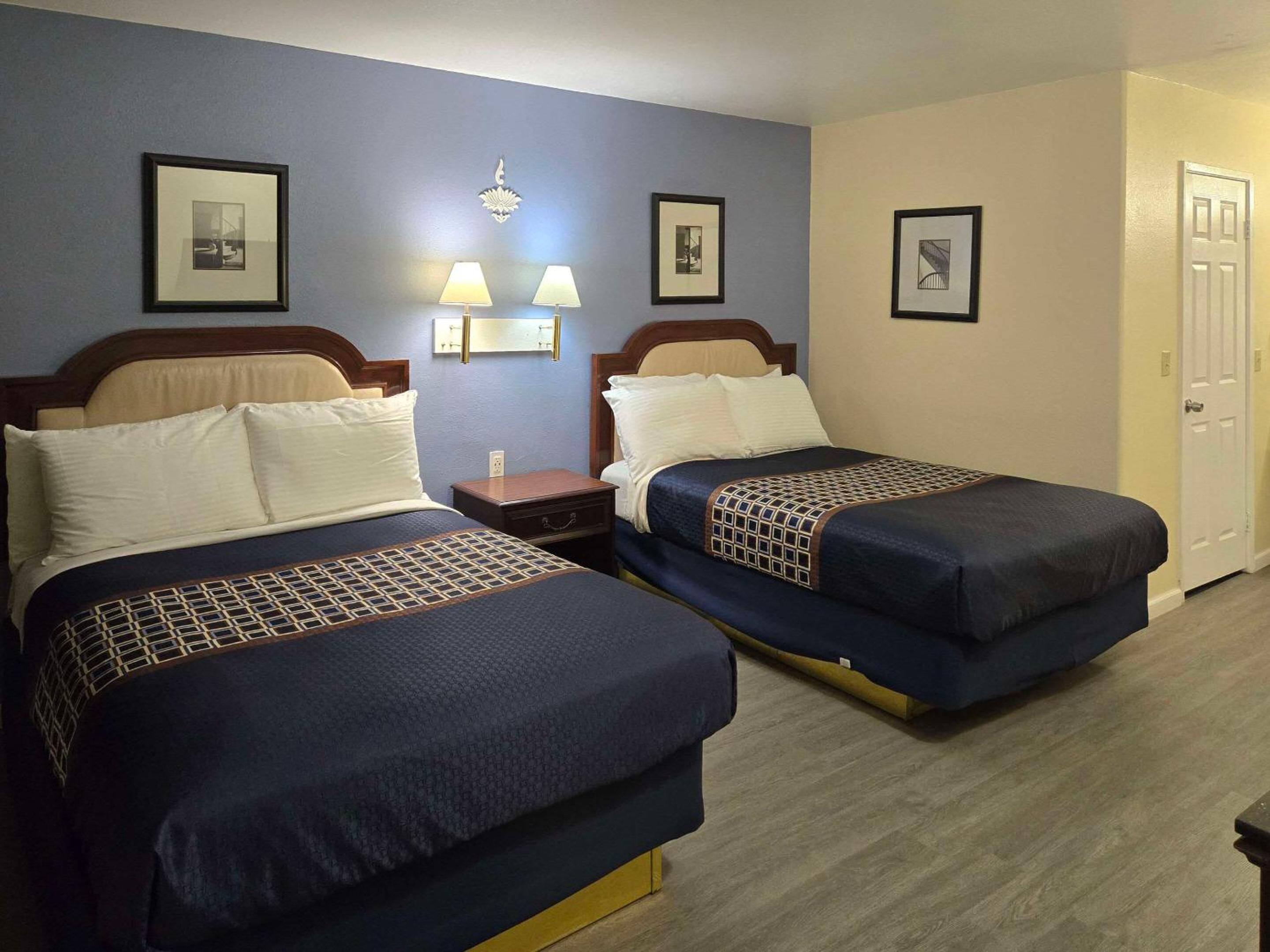 Queen Room with Two Queen Beds - Non-Smoking - Photo 1